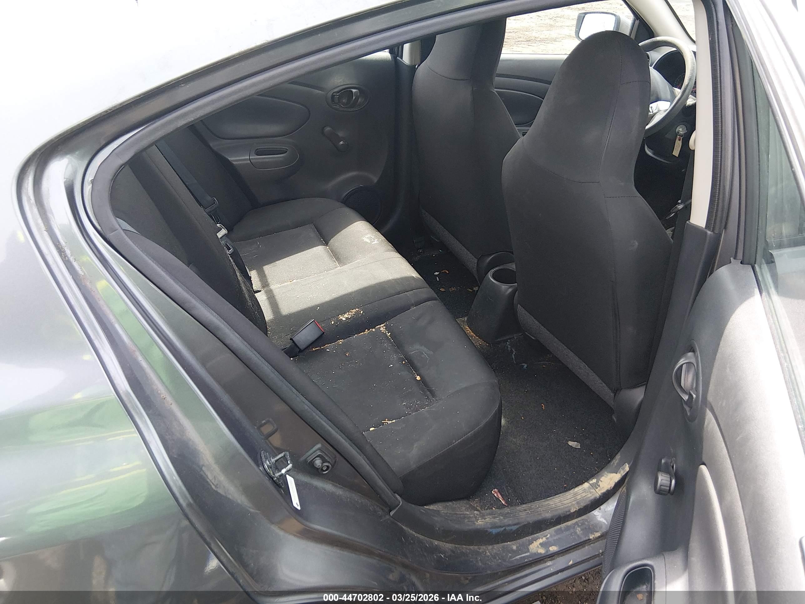 NISSAN VERSA image 8