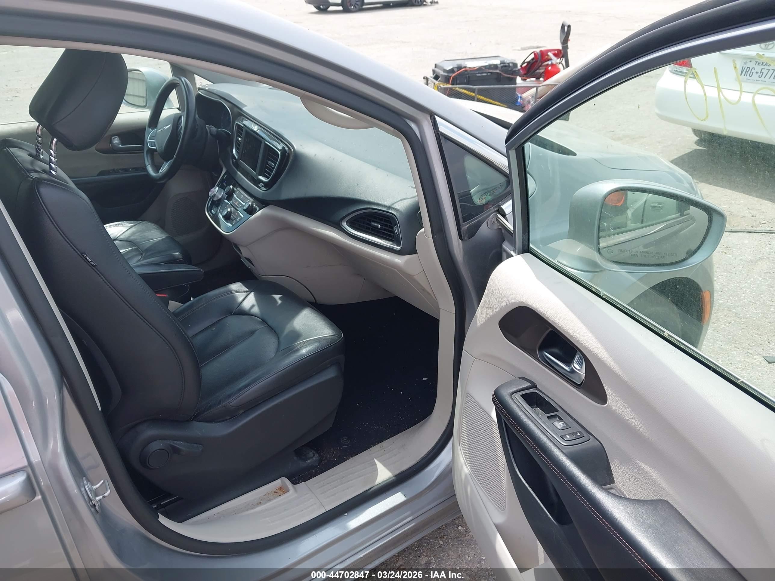 CHRYSLER PACIFICA image 5