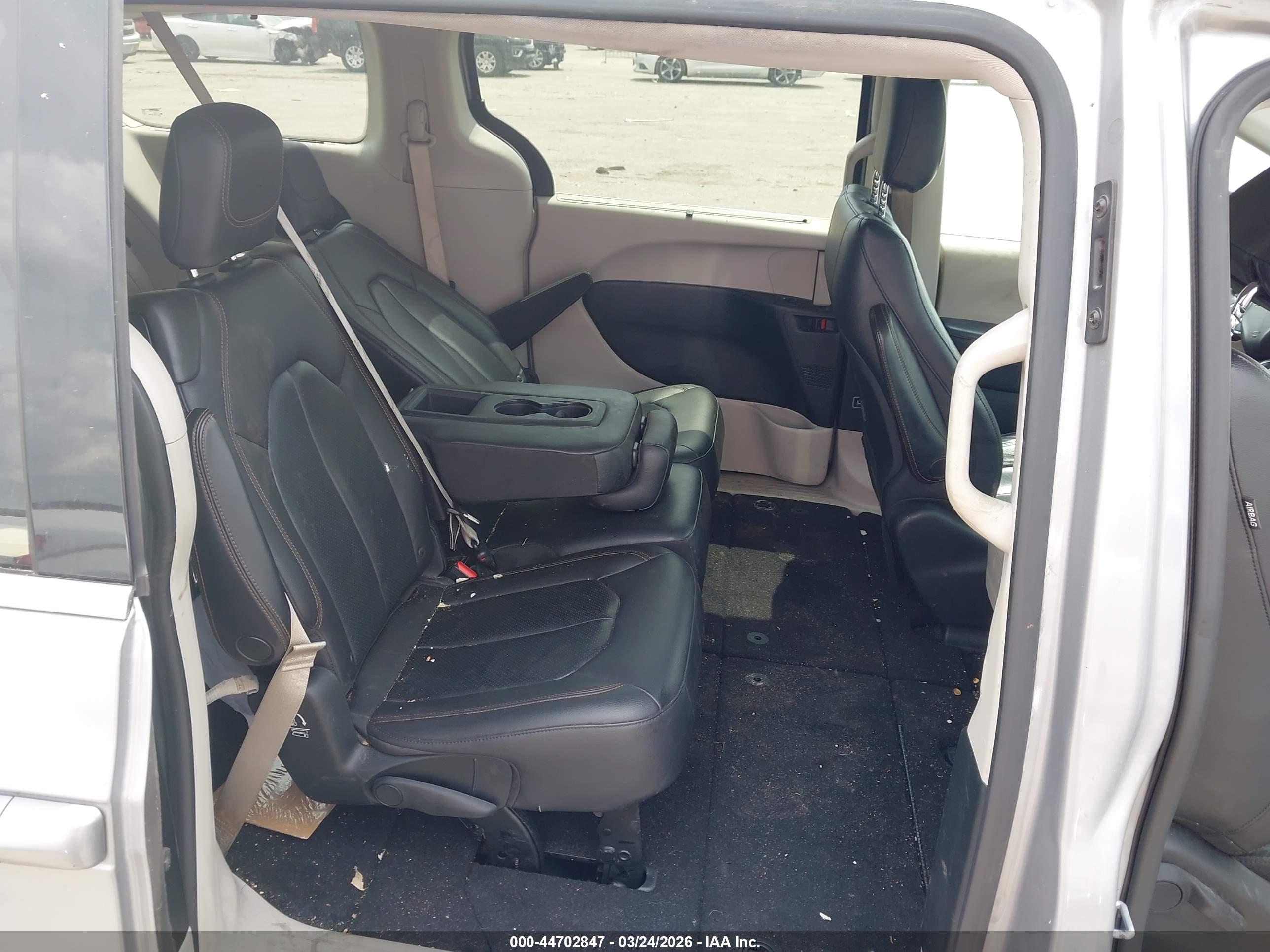 CHRYSLER PACIFICA image 8