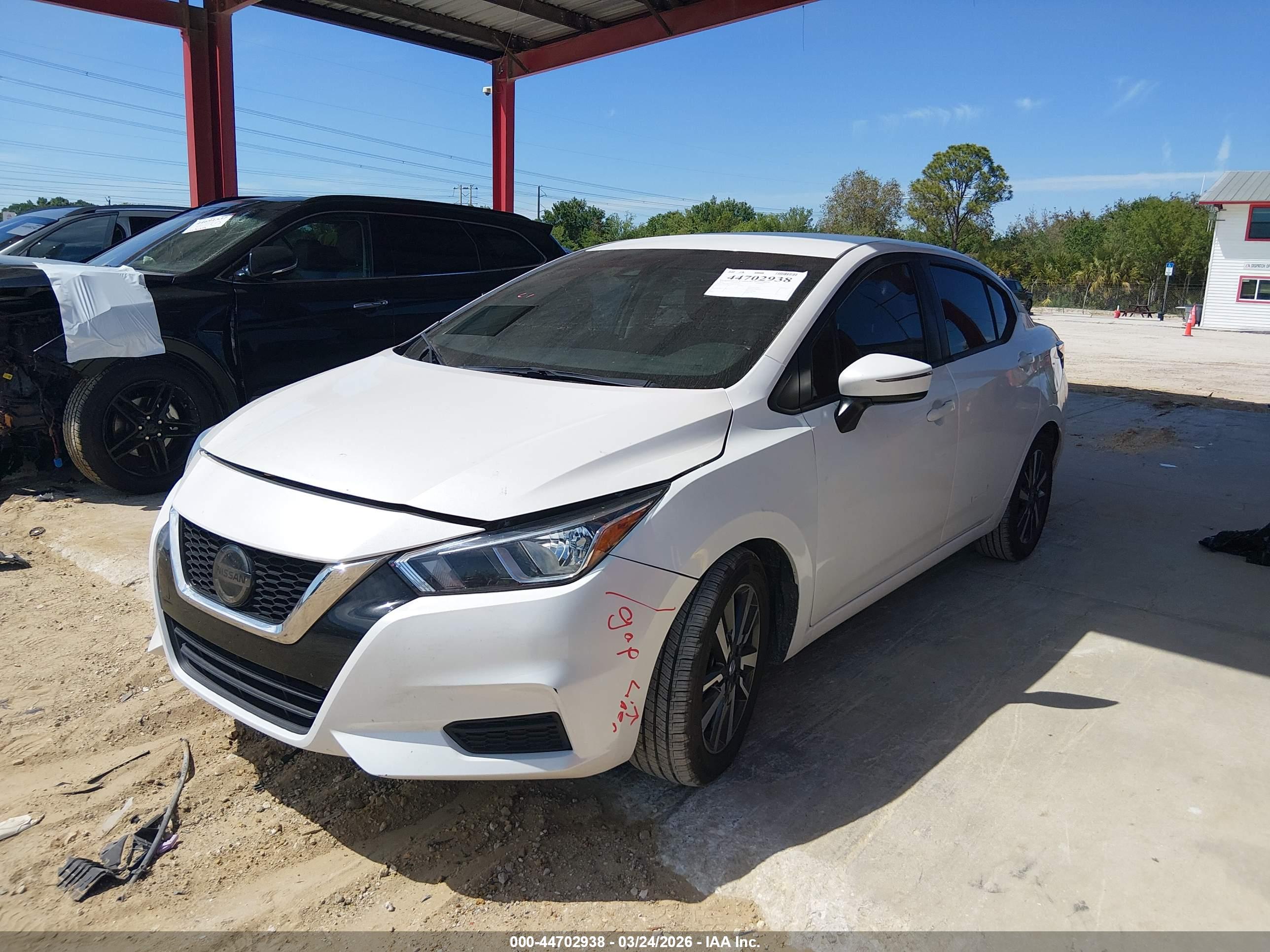 NISSAN VERSA image 2