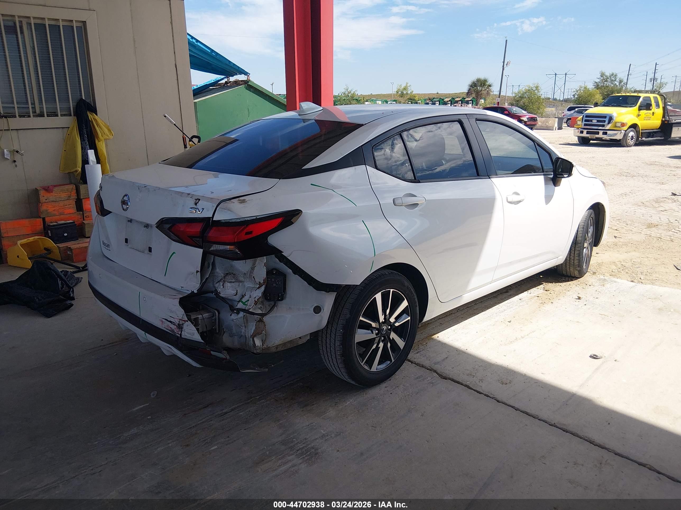 NISSAN VERSA image 4