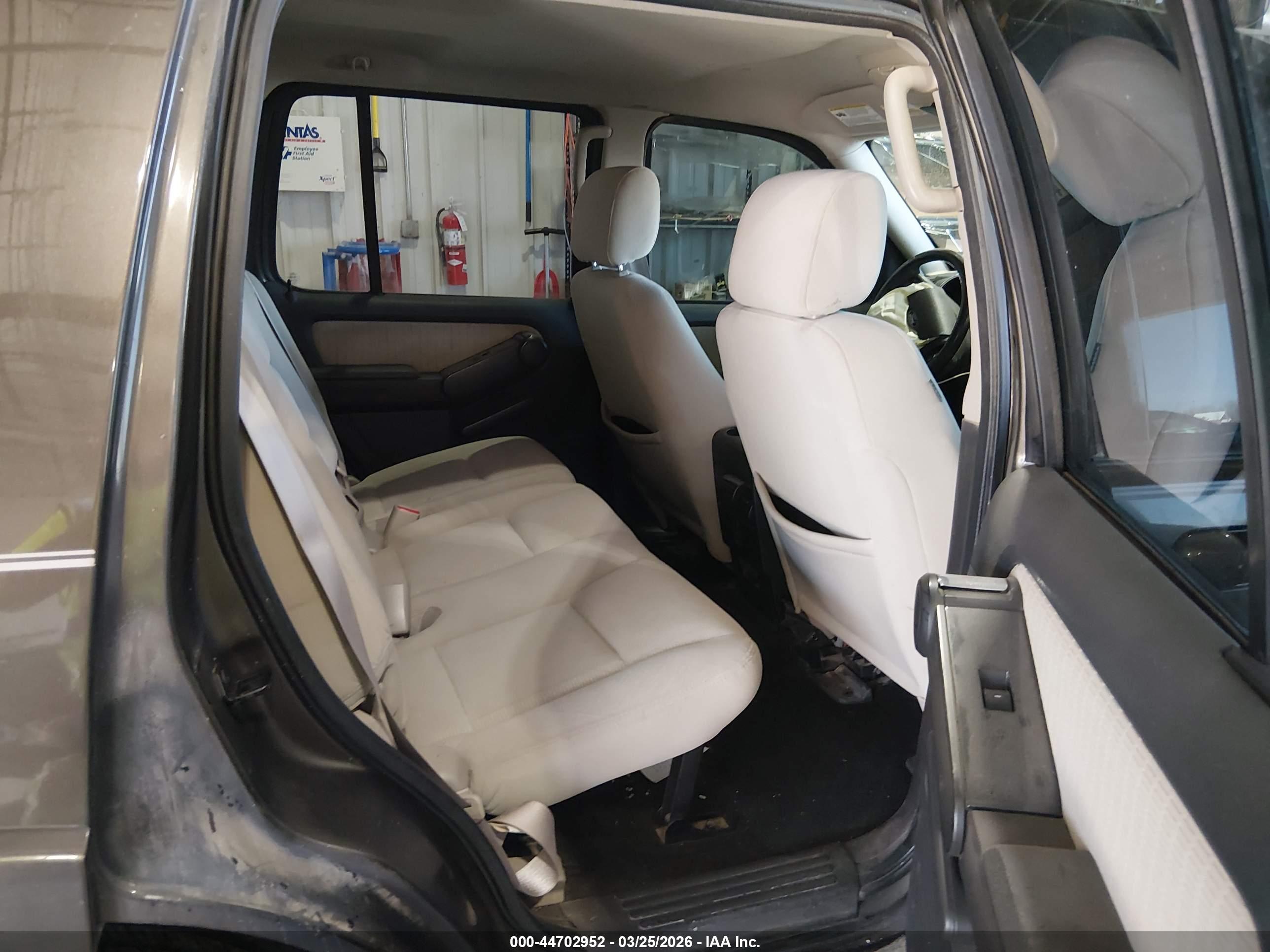 FORD EXPLORER image 8