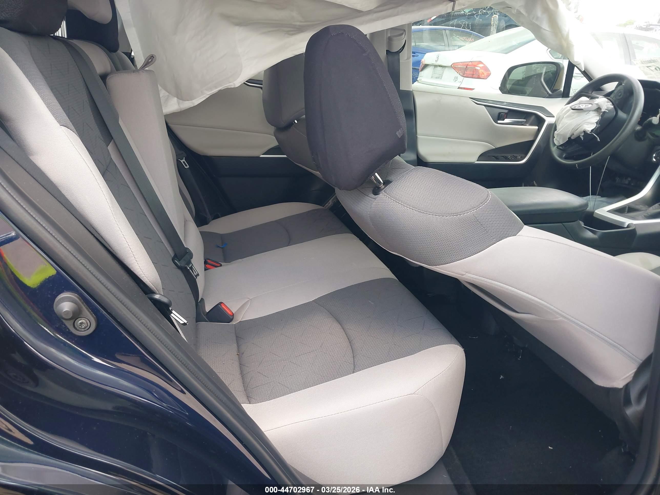 TOYOTA RAV4 image 8