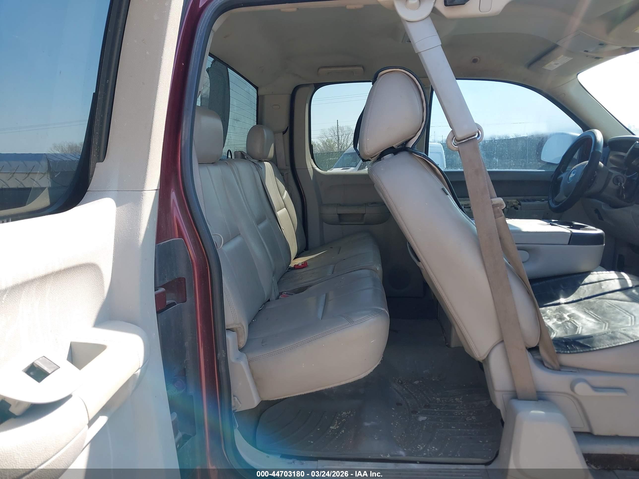 CHEVROLET SILVERADO image 8