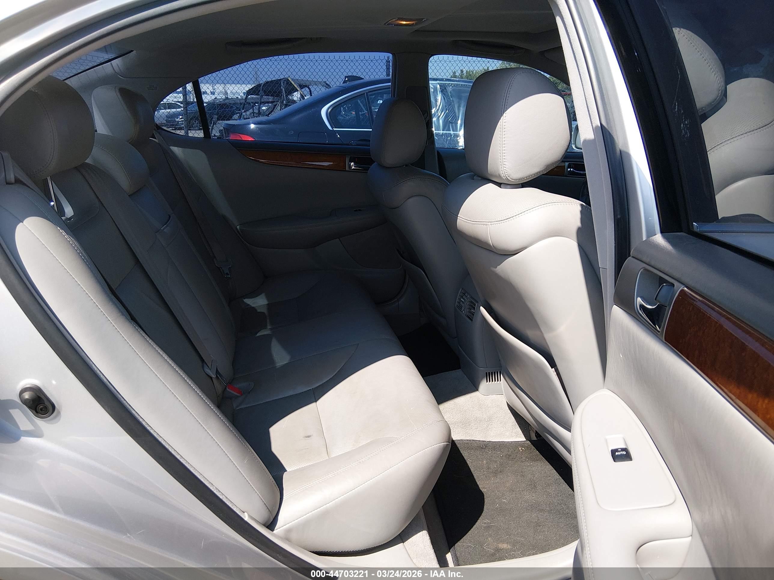 LEXUS ES image 8