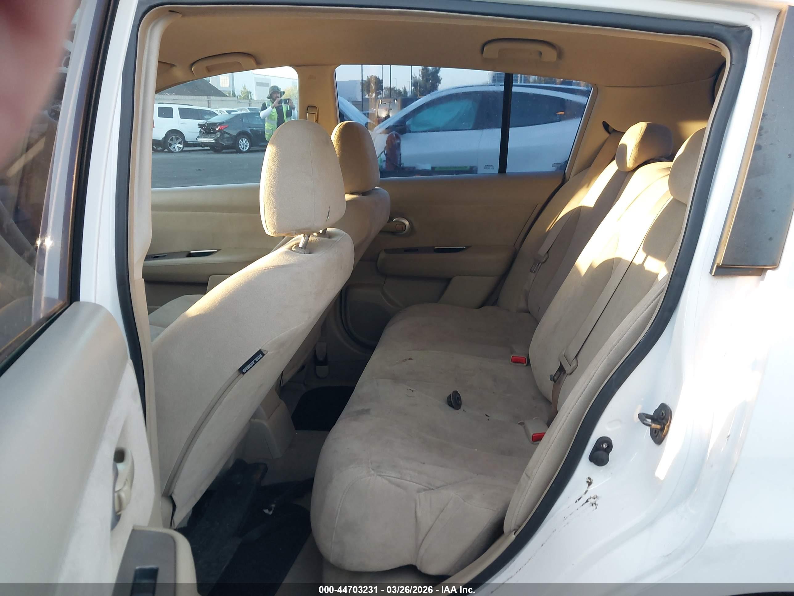 NISSAN VERSA image 8