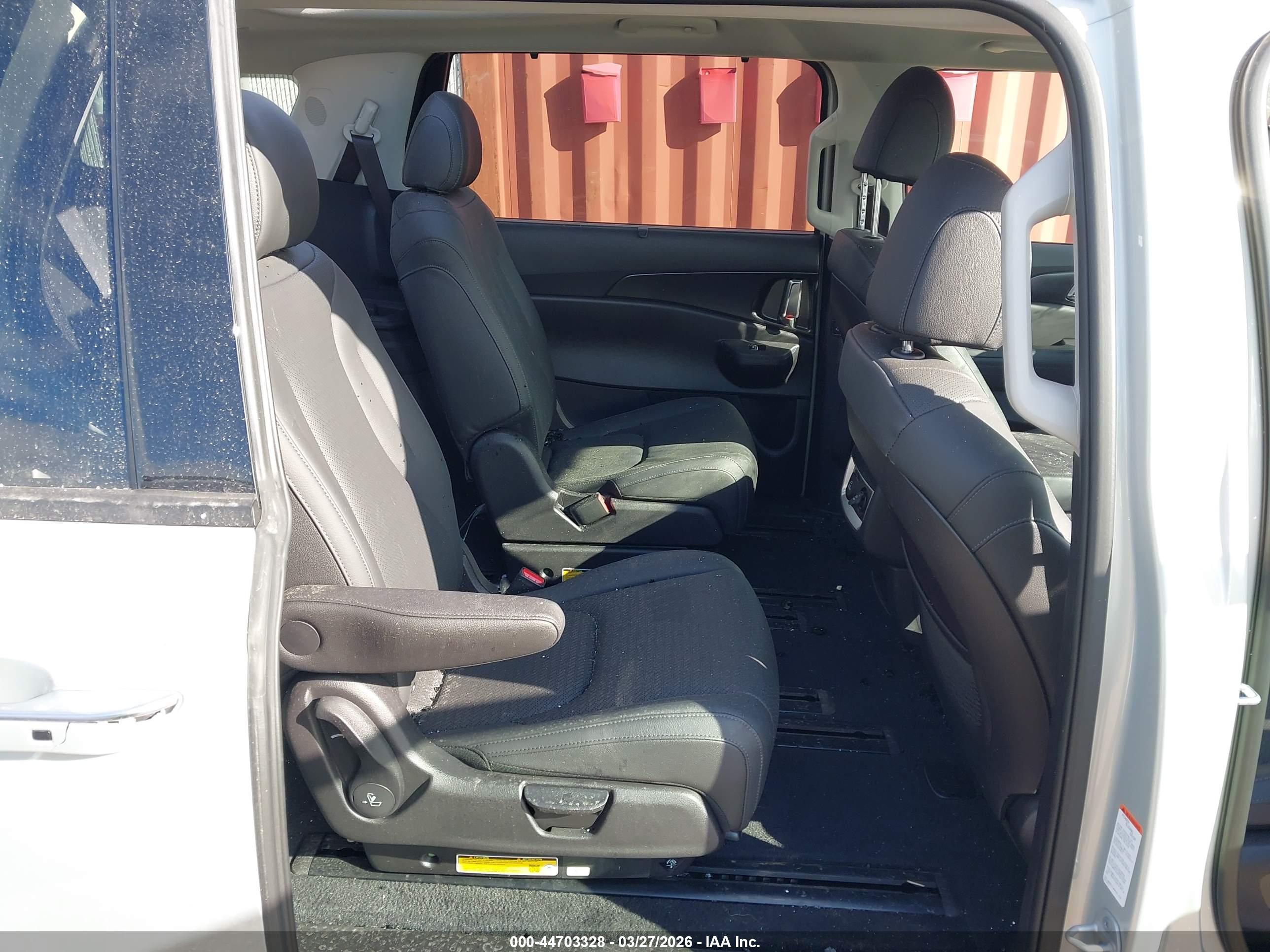KIA CARNIVAL image 8