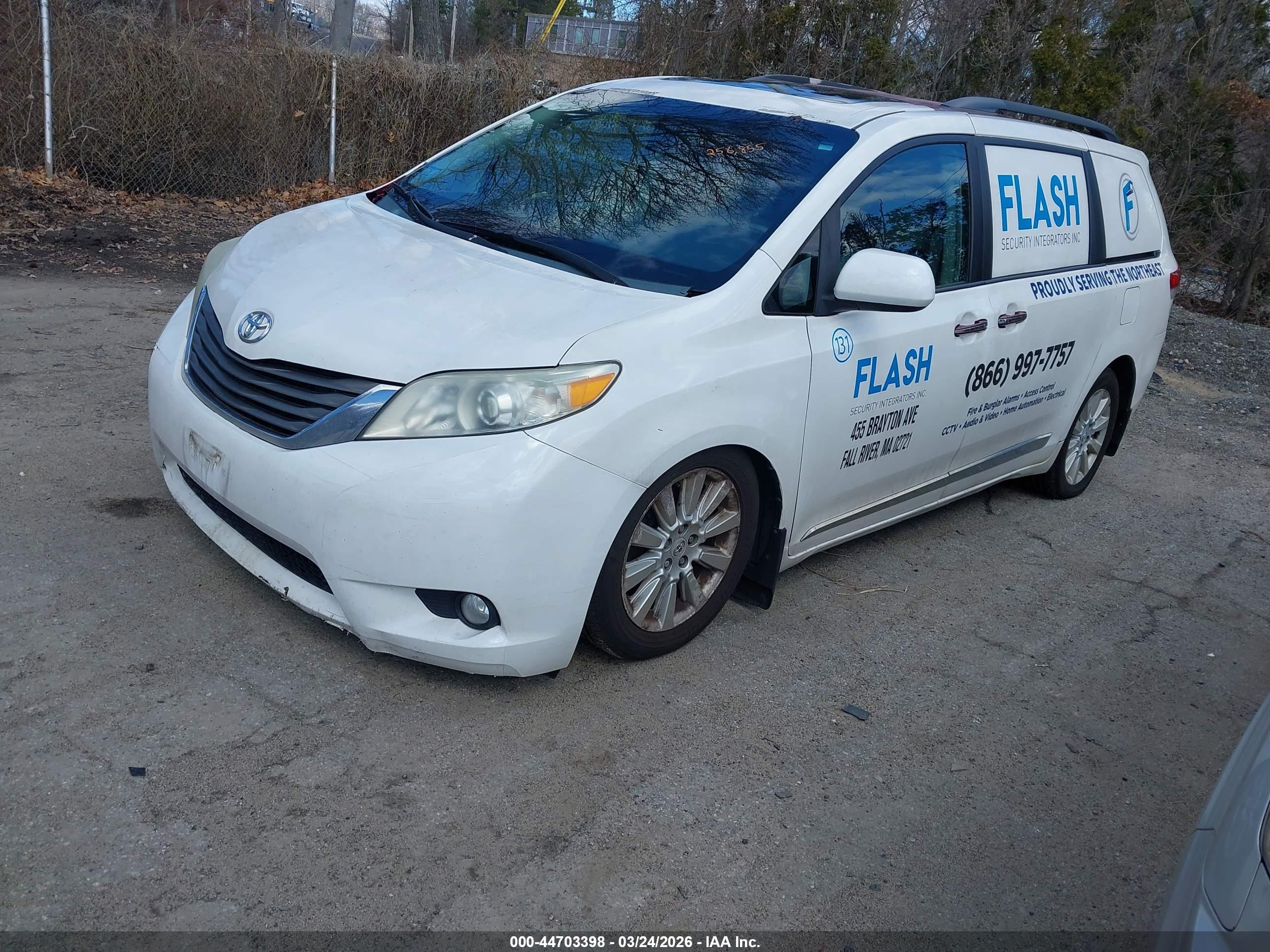 TOYOTA SIENNA image 2