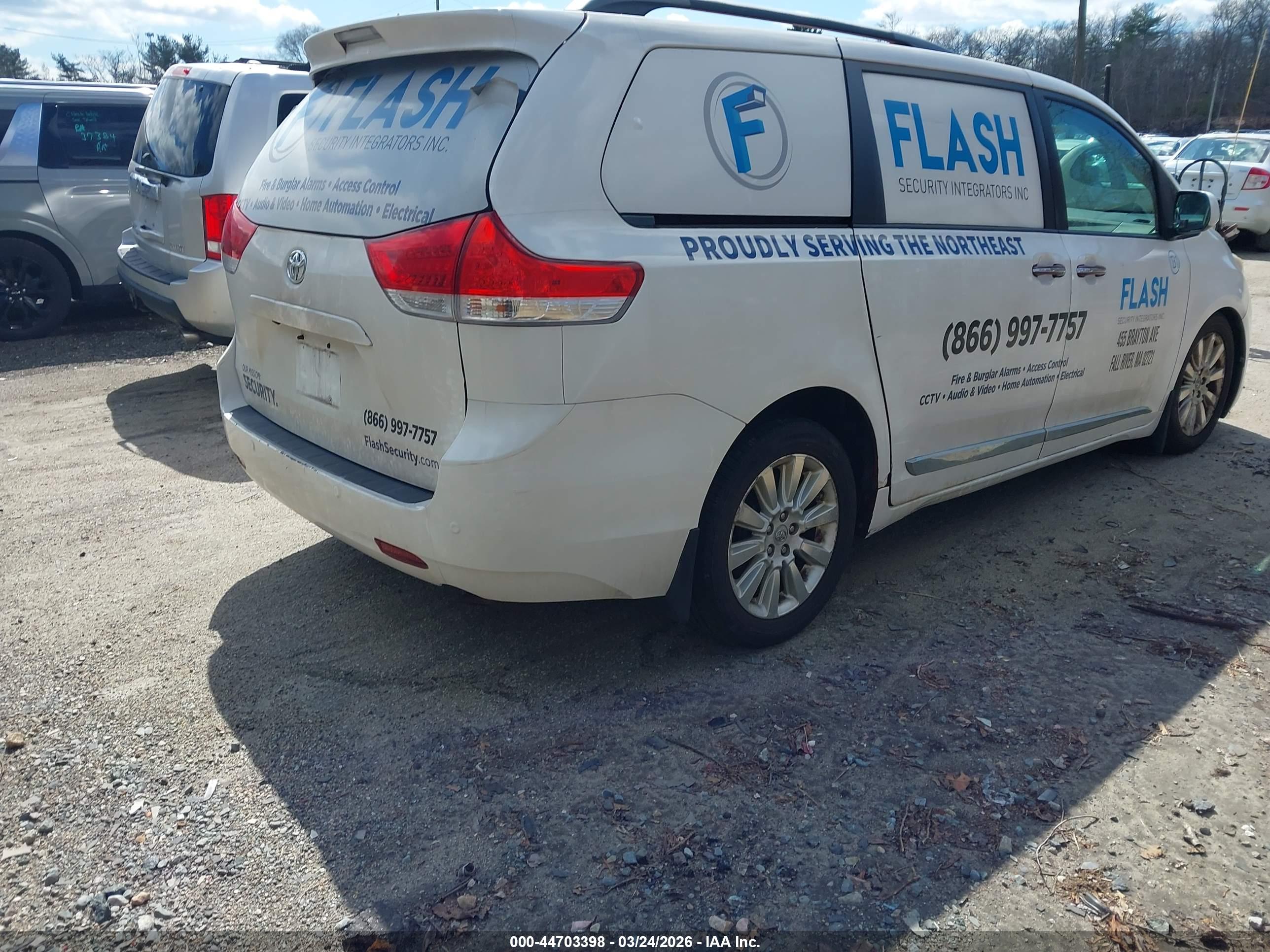 TOYOTA SIENNA image 4