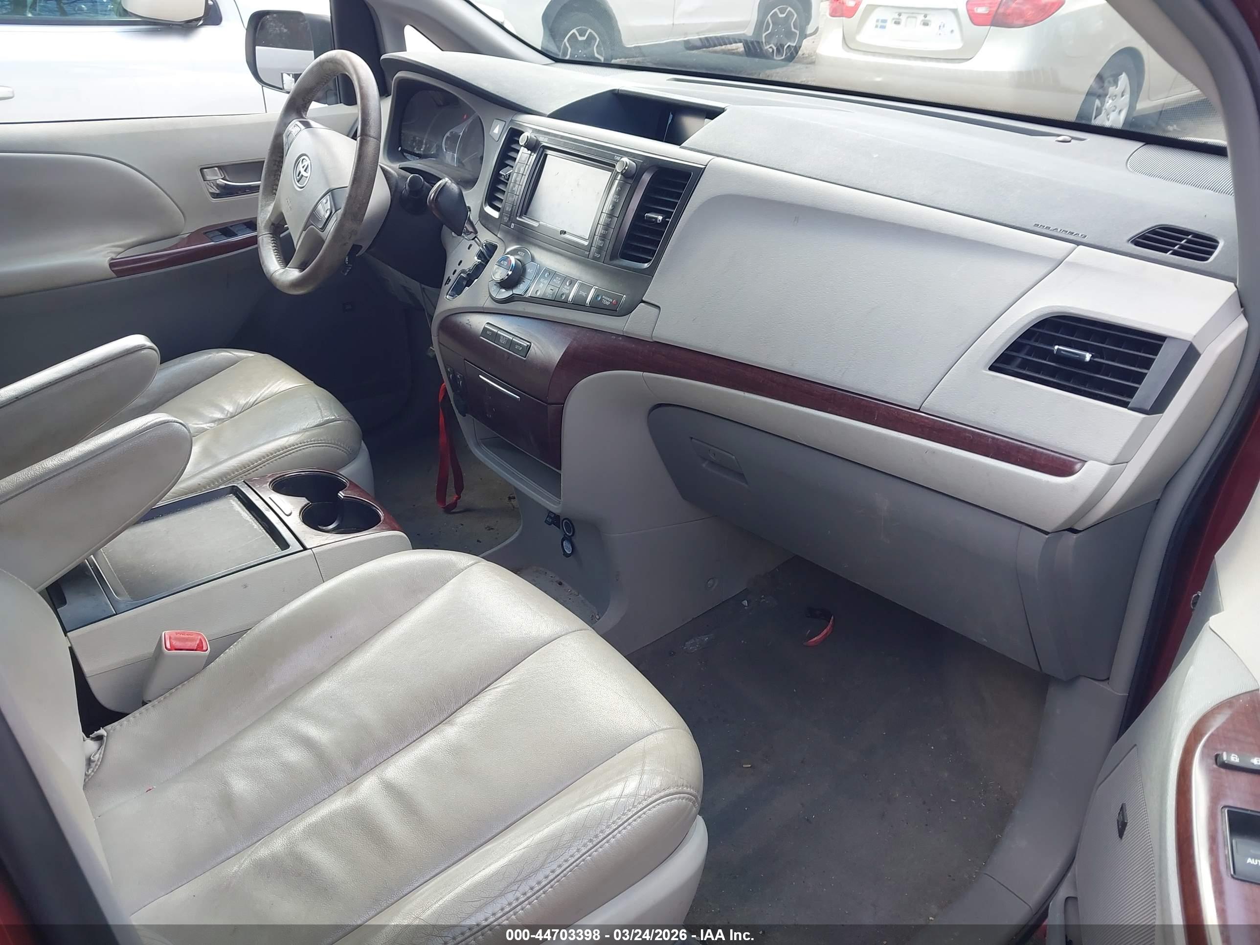 TOYOTA SIENNA image 5