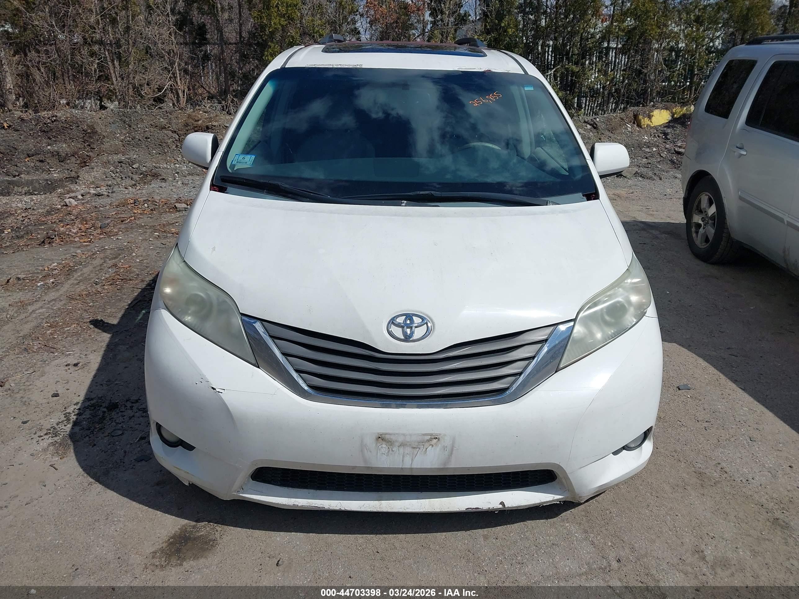 TOYOTA SIENNA image 6