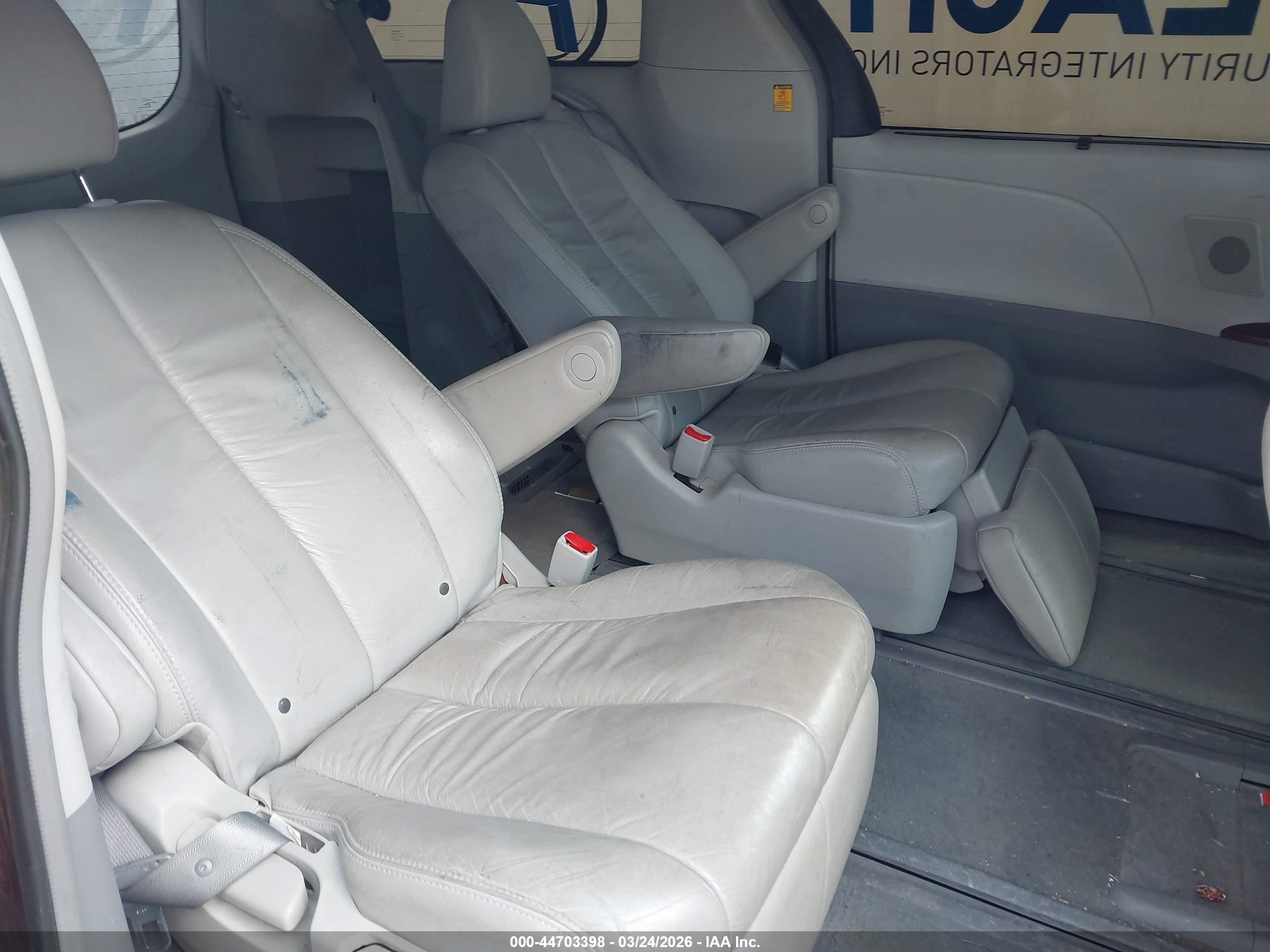 TOYOTA SIENNA image 8