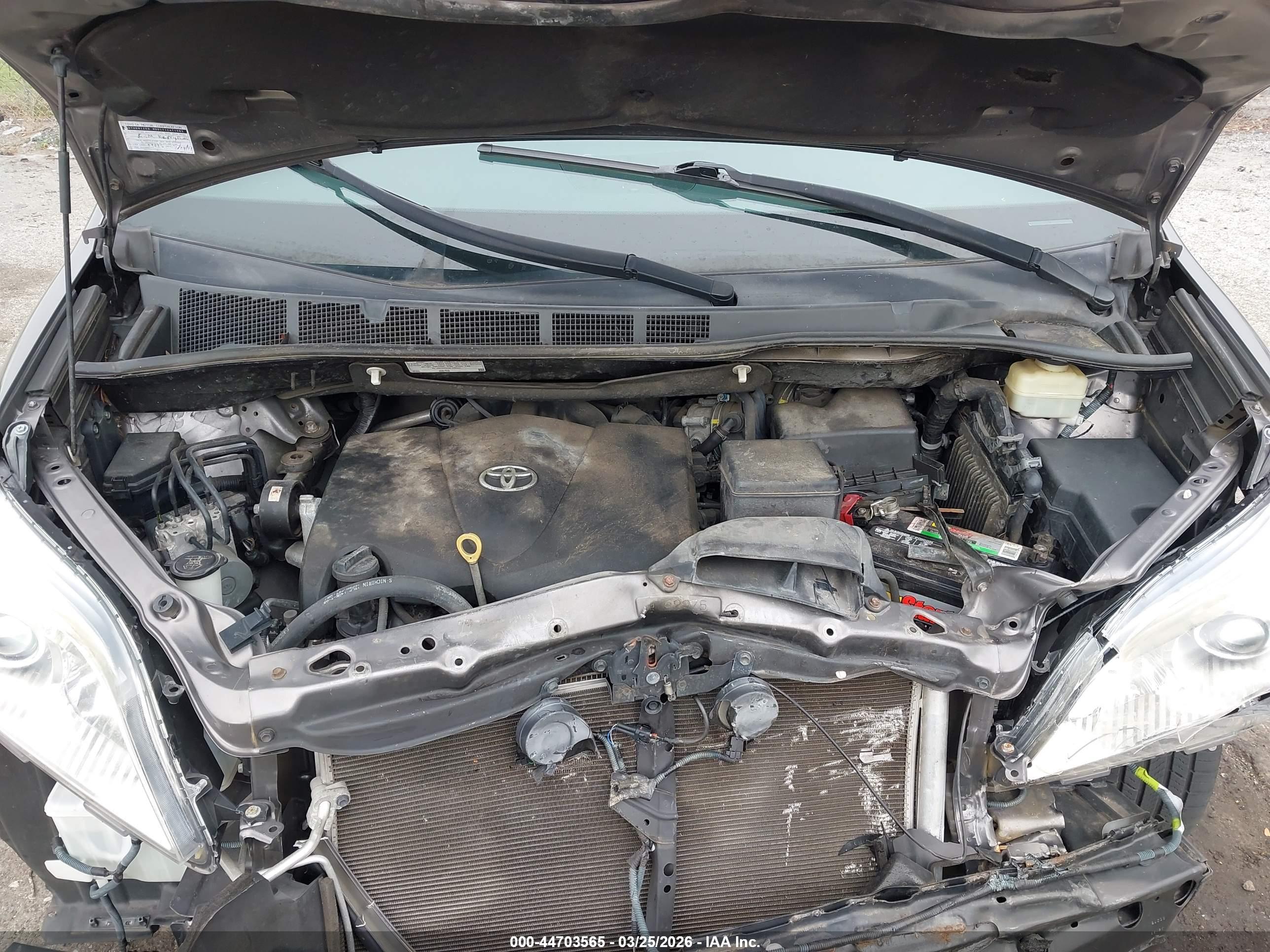 TOYOTA SIENNA image 10
