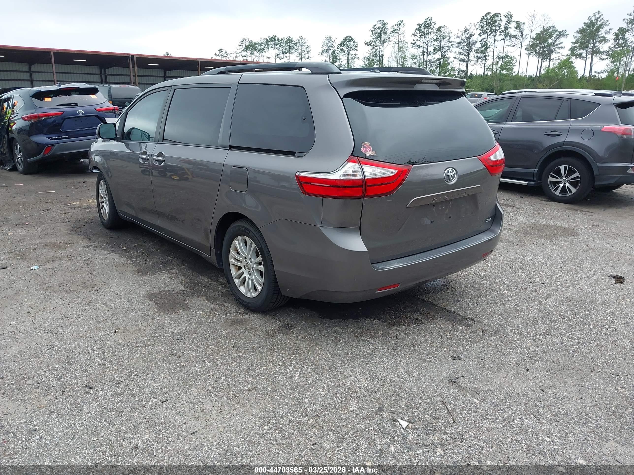 TOYOTA SIENNA image 3