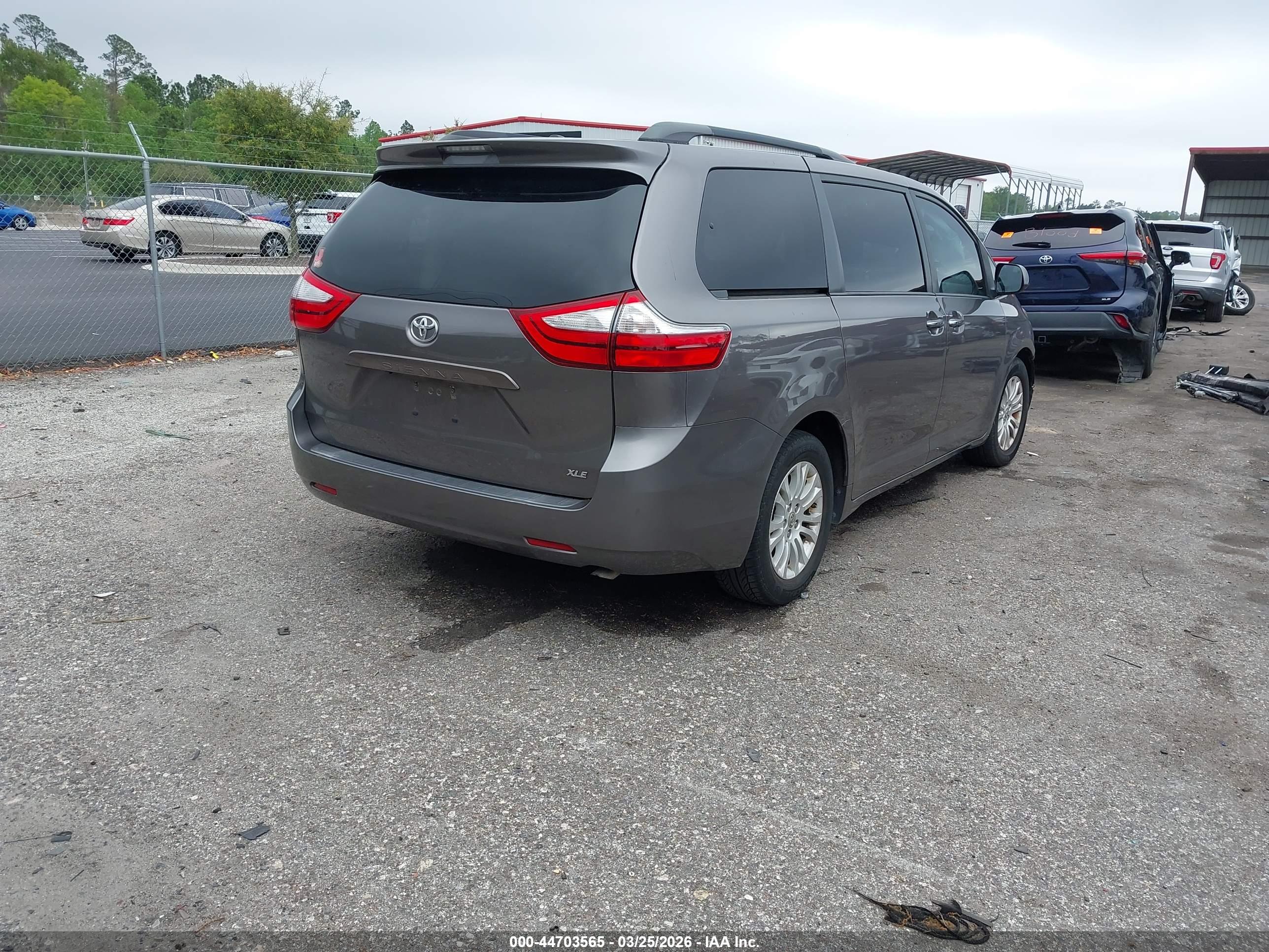 TOYOTA SIENNA image 4
