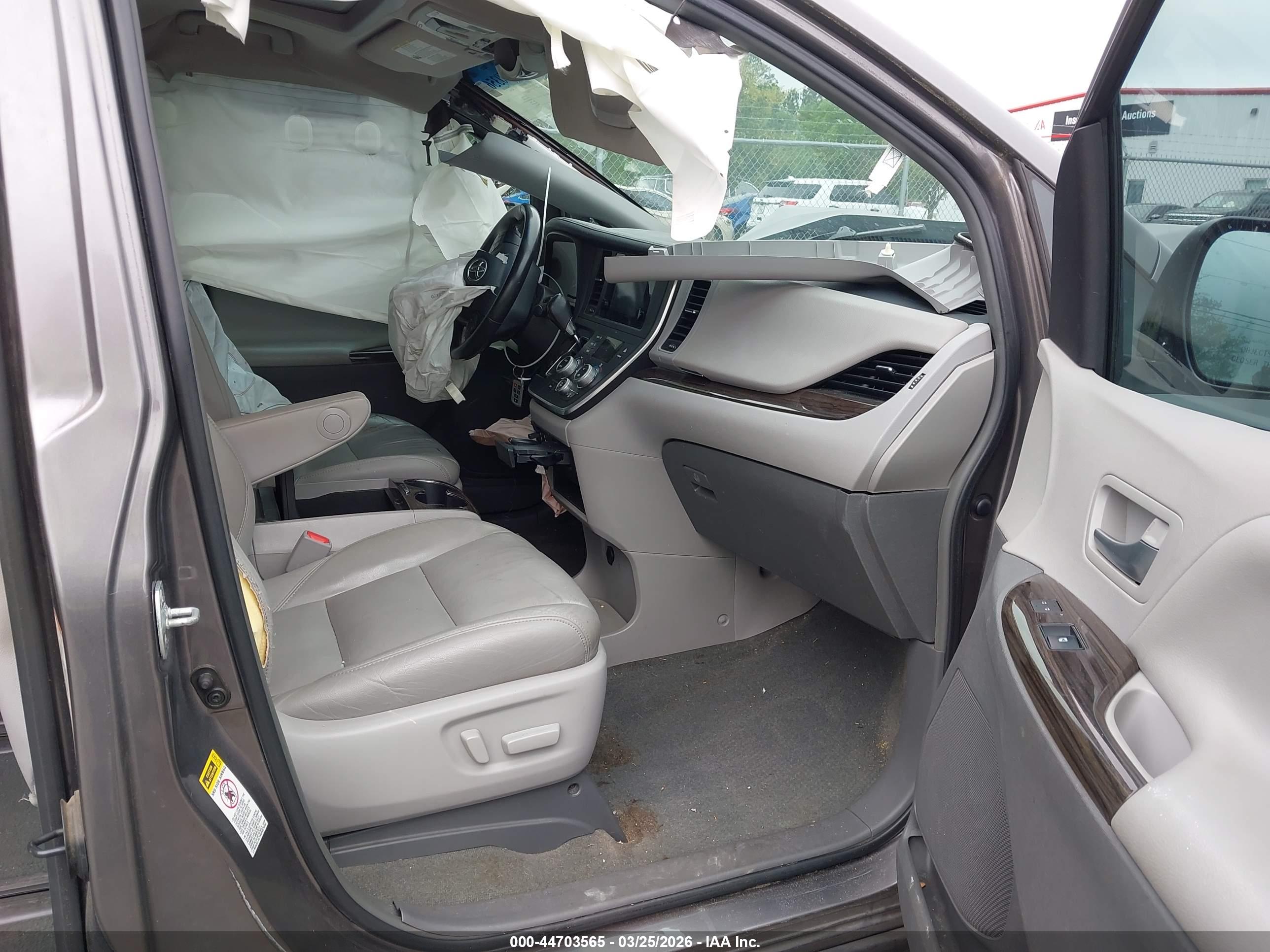TOYOTA SIENNA image 5