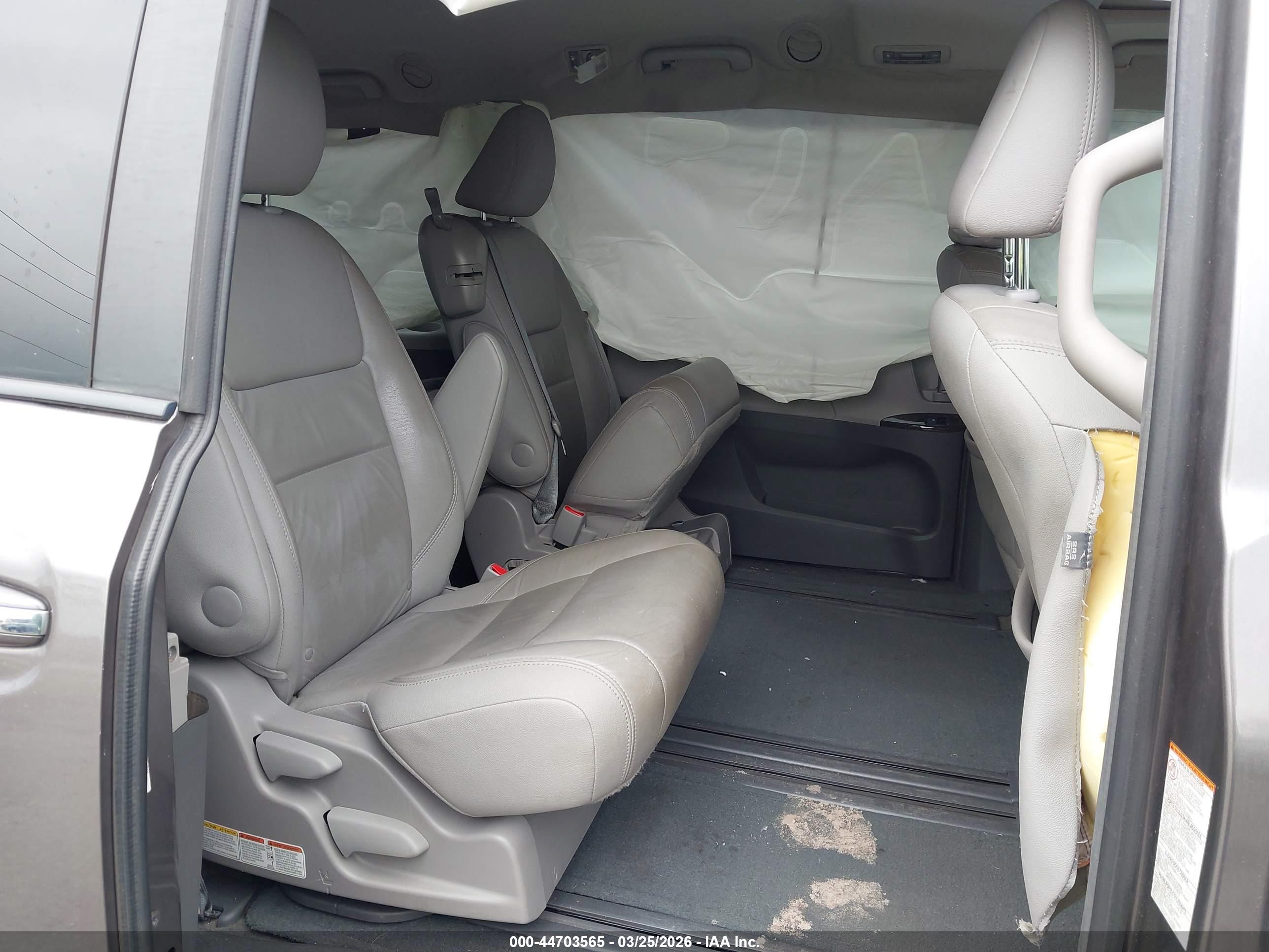 TOYOTA SIENNA image 8
