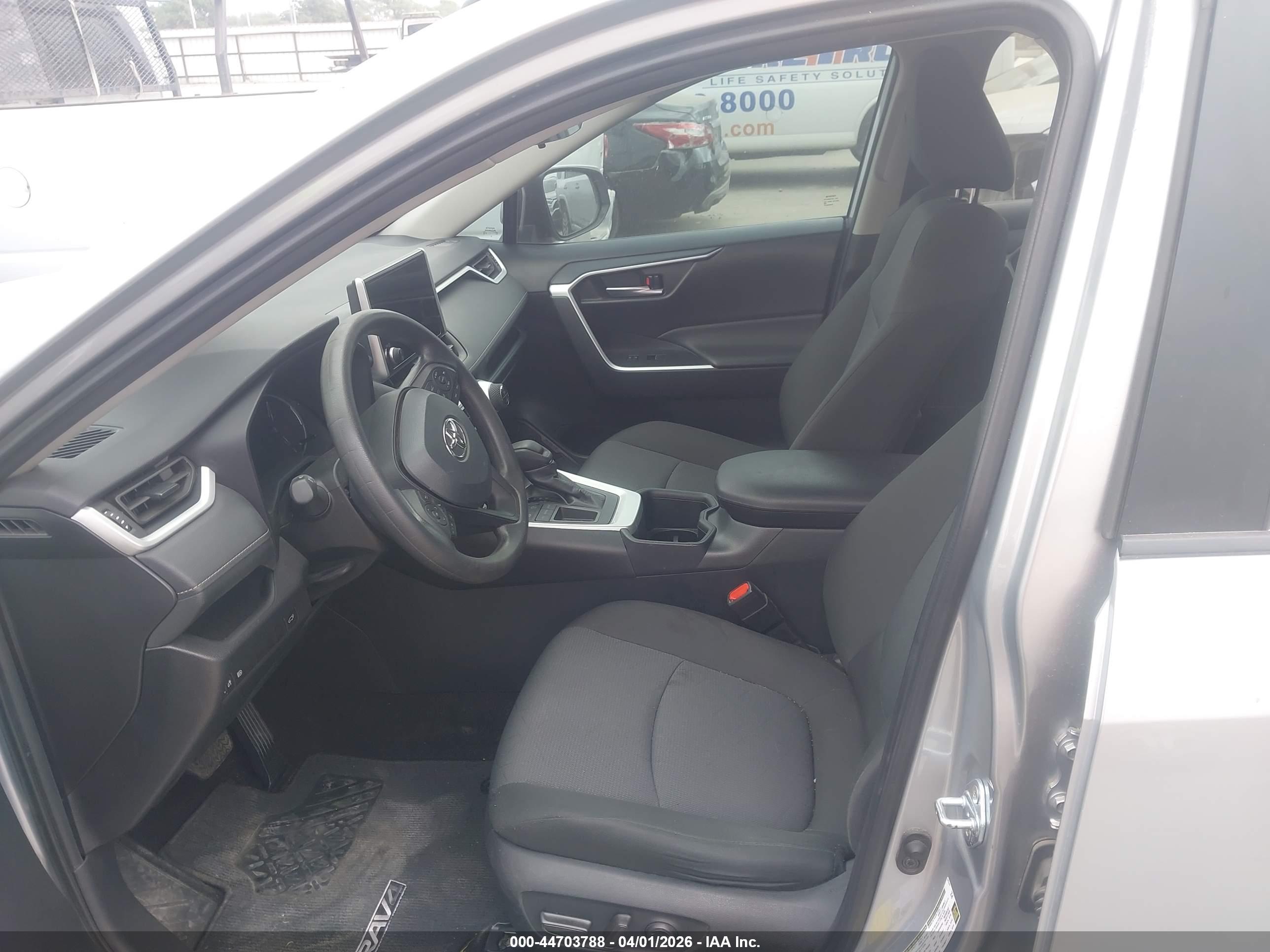 TOYOTA RAV4 image 10