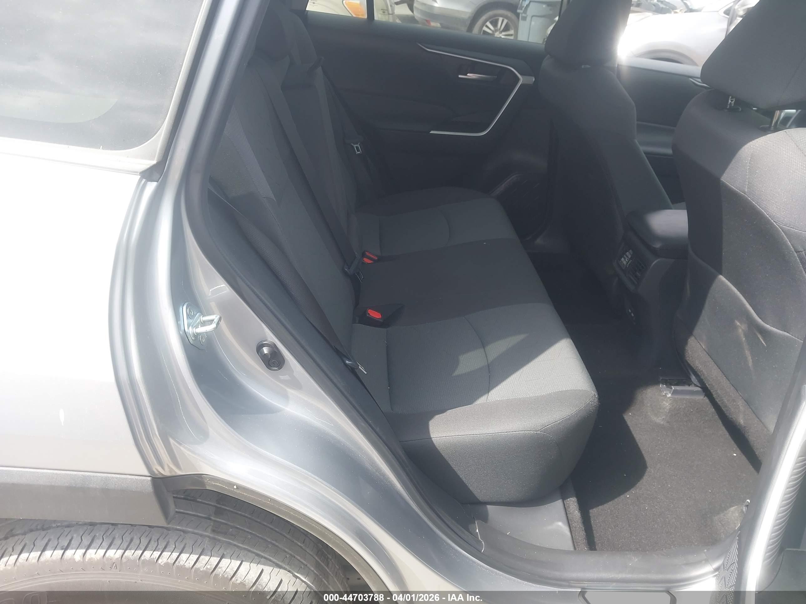 TOYOTA RAV4 image 8