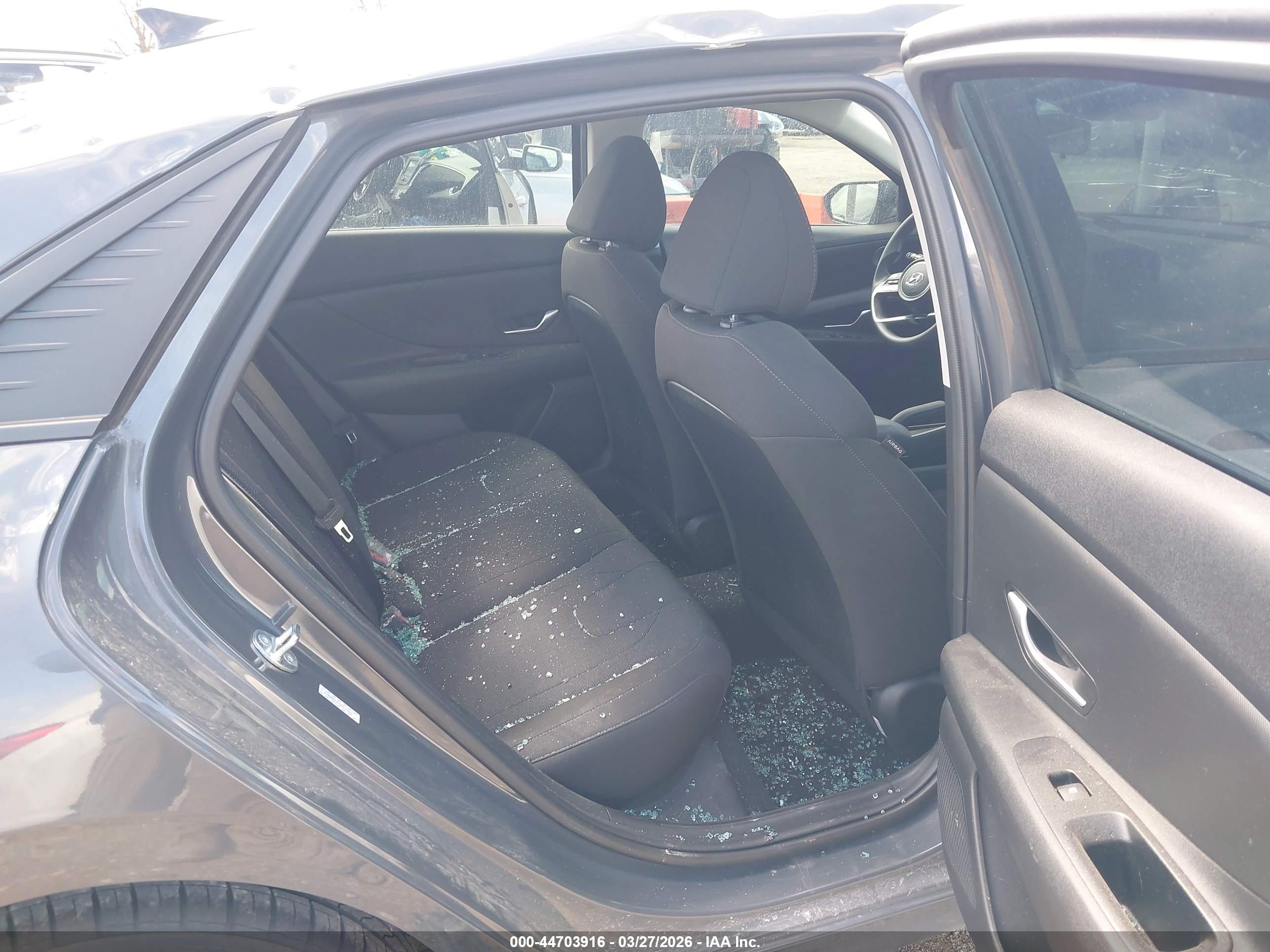 HYUNDAI ELANTRA image 8