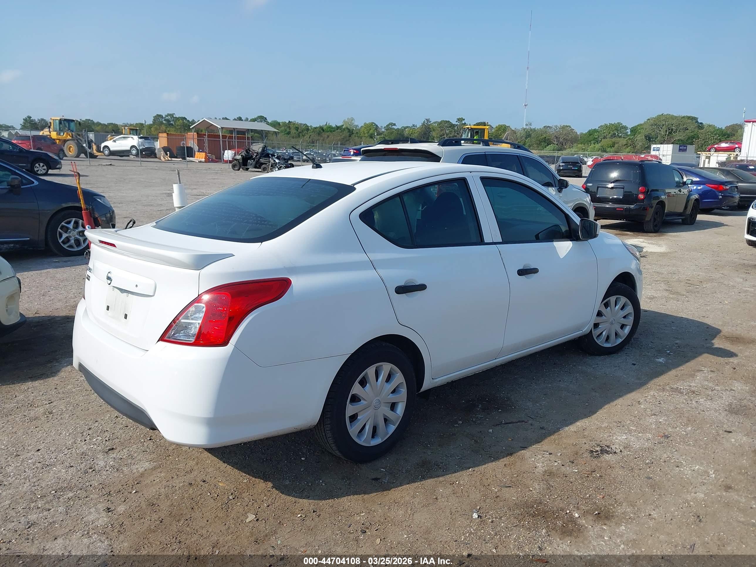 NISSAN VERSA image 4