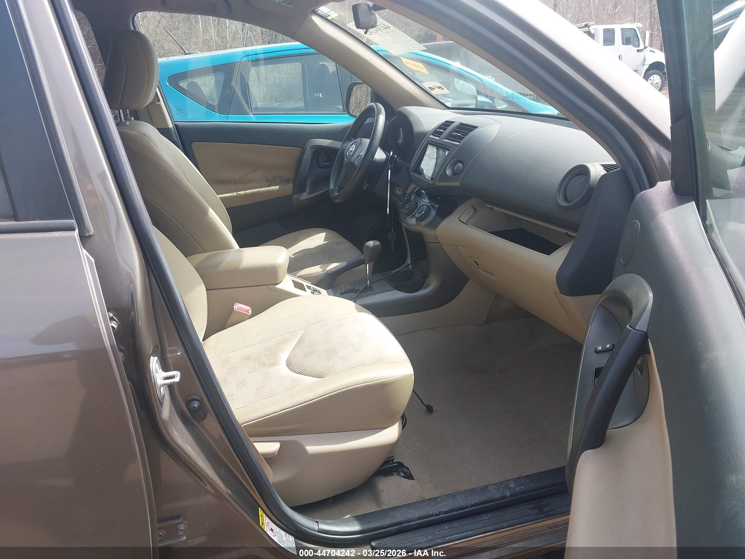 TOYOTA RAV4 image 5