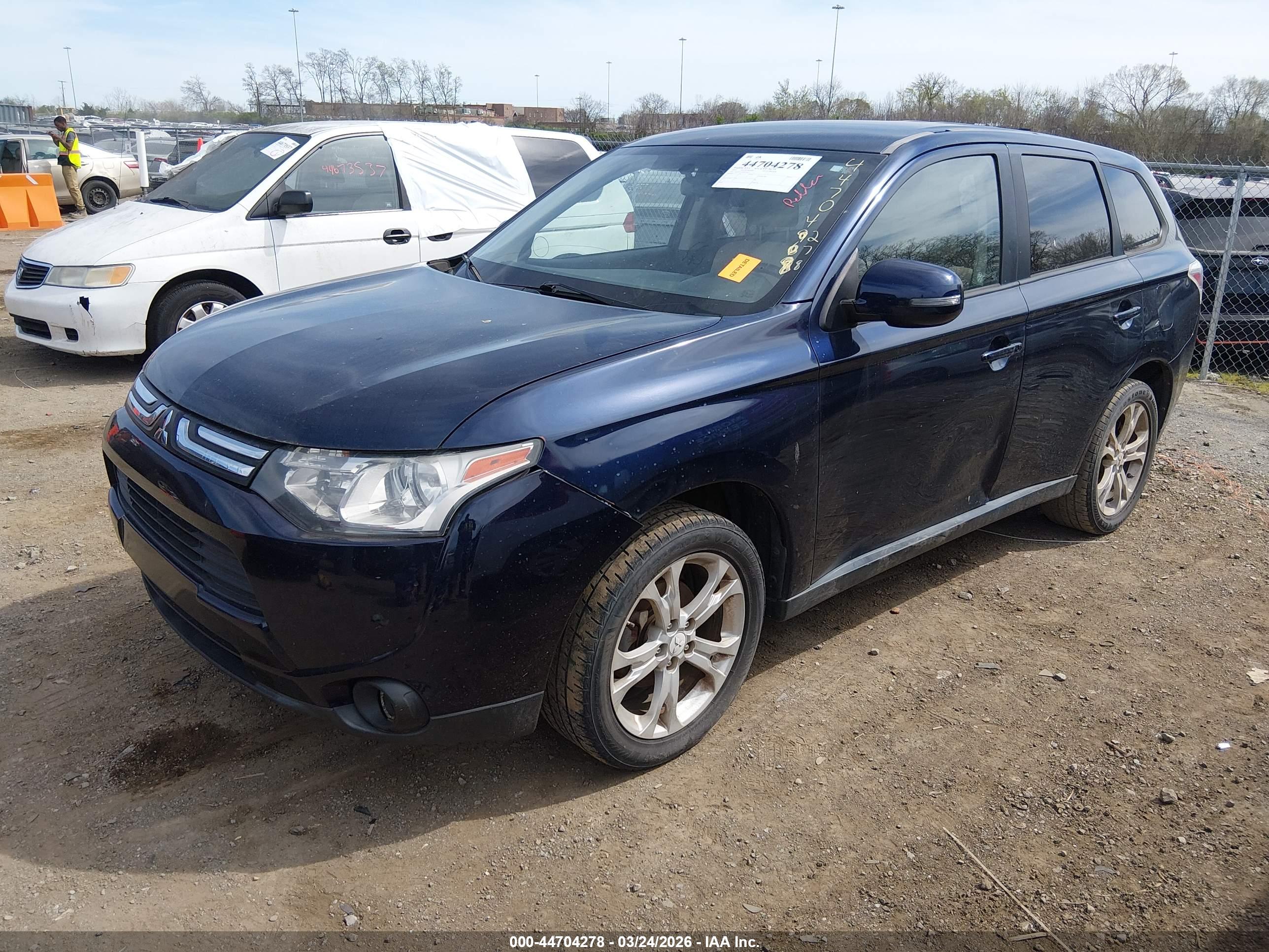 MITSUBISHI OUTLANDER image 2