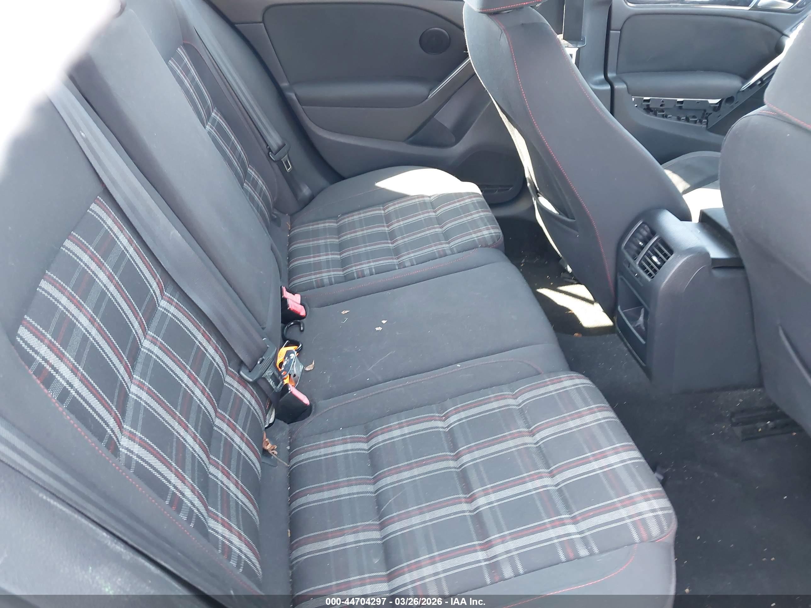 VOLKSWAGEN GTI image 8