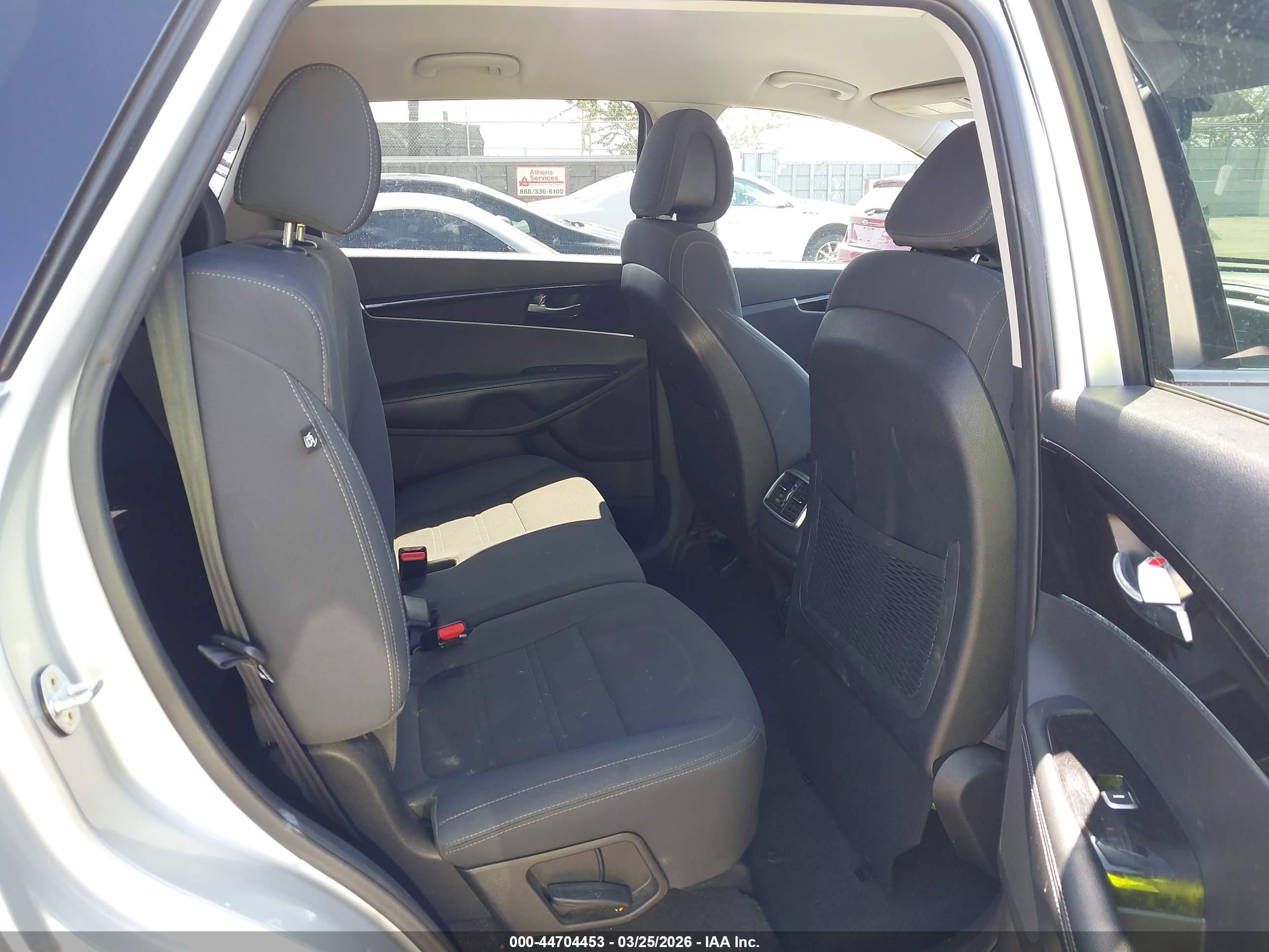 KIA SORENTO image 8