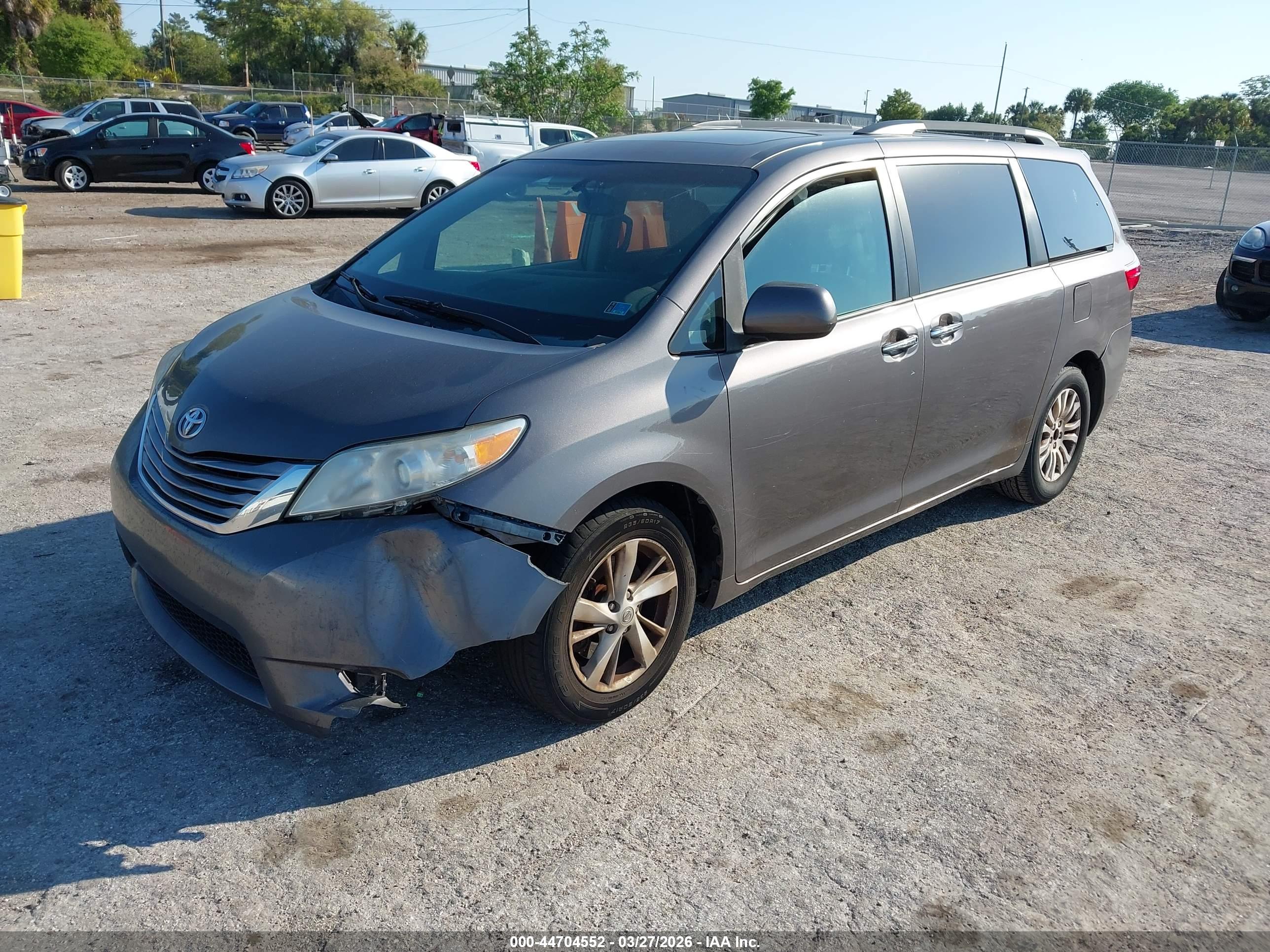 TOYOTA SIENNA image 2