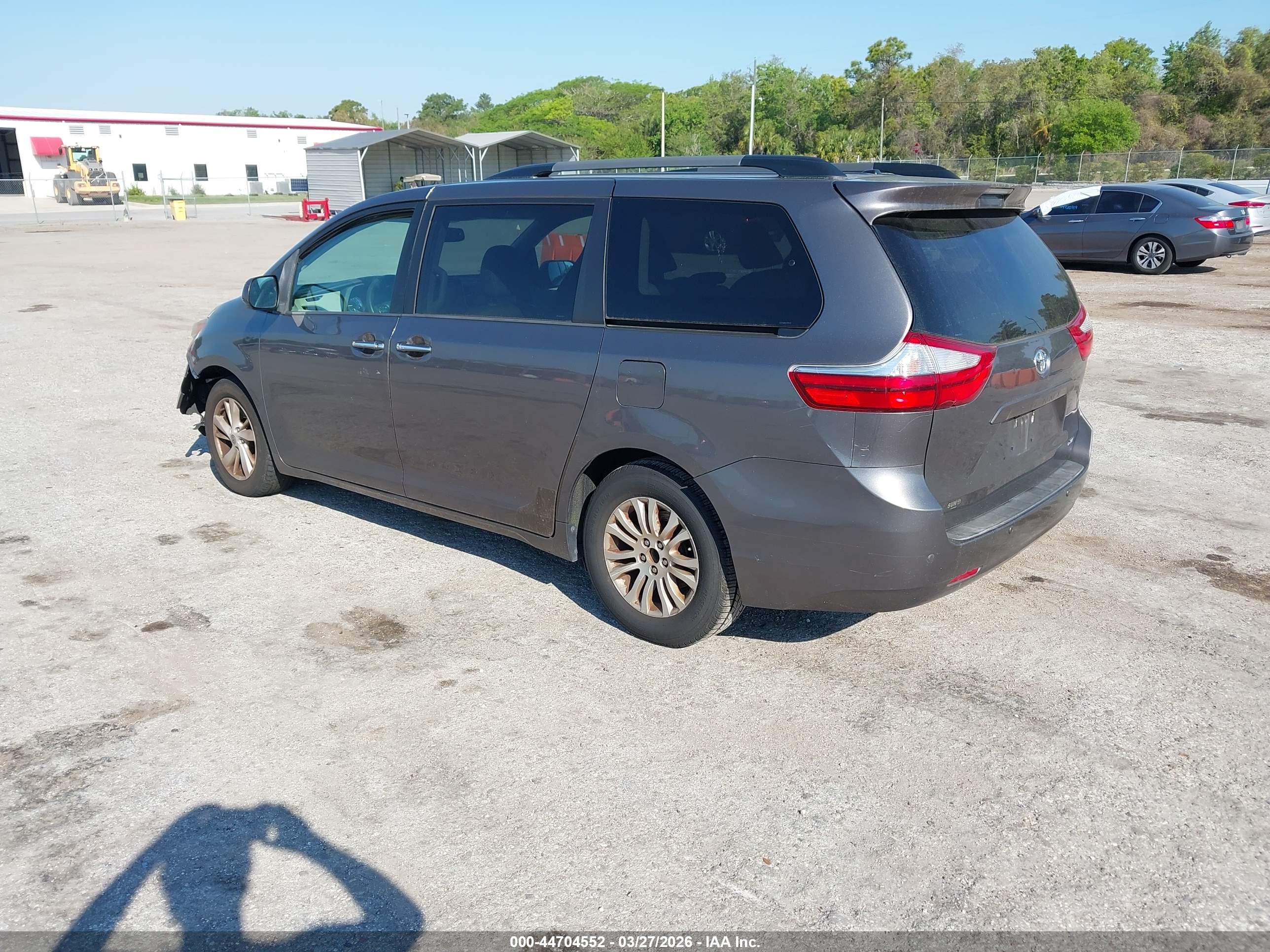TOYOTA SIENNA image 3