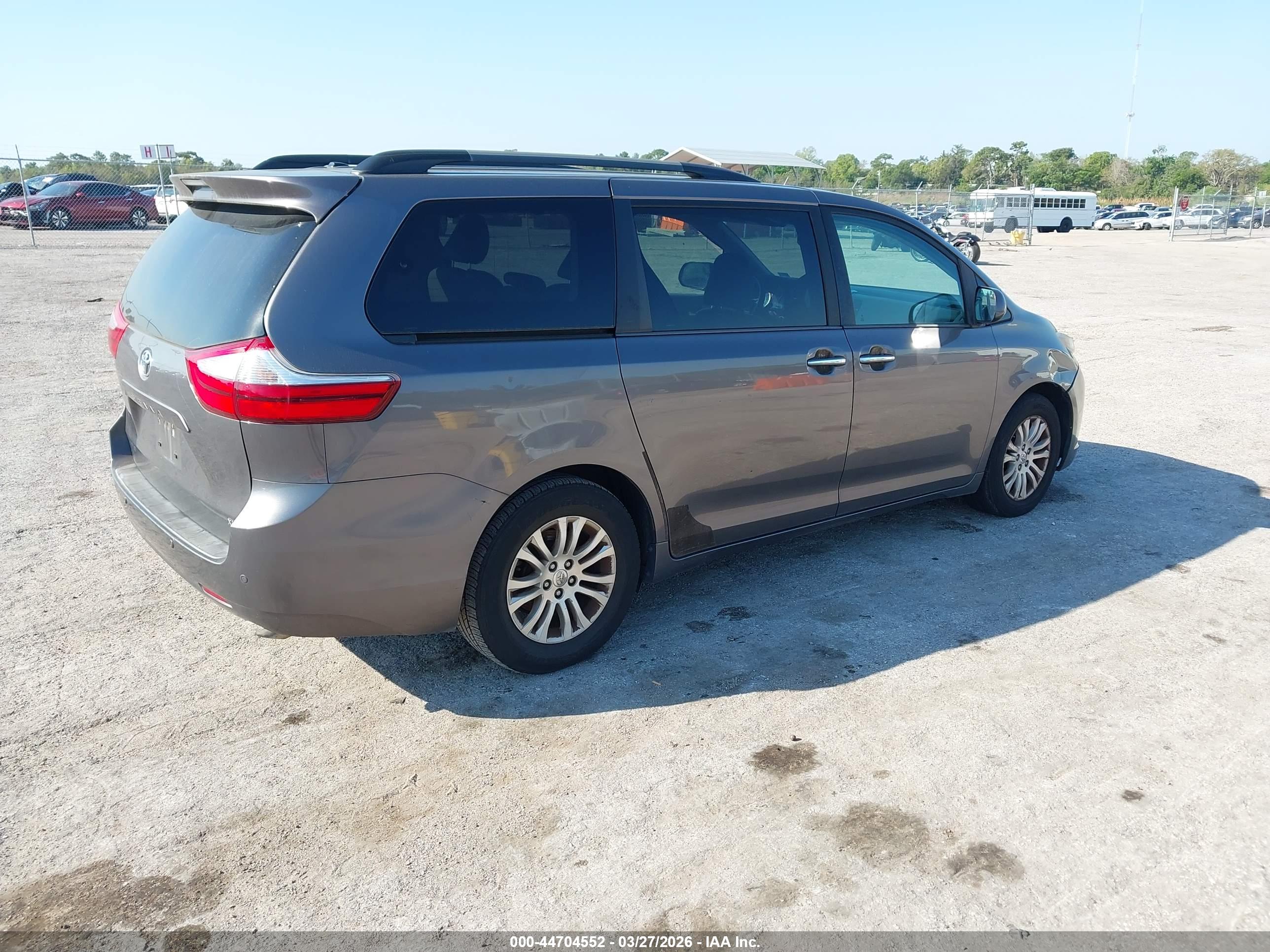 TOYOTA SIENNA image 4