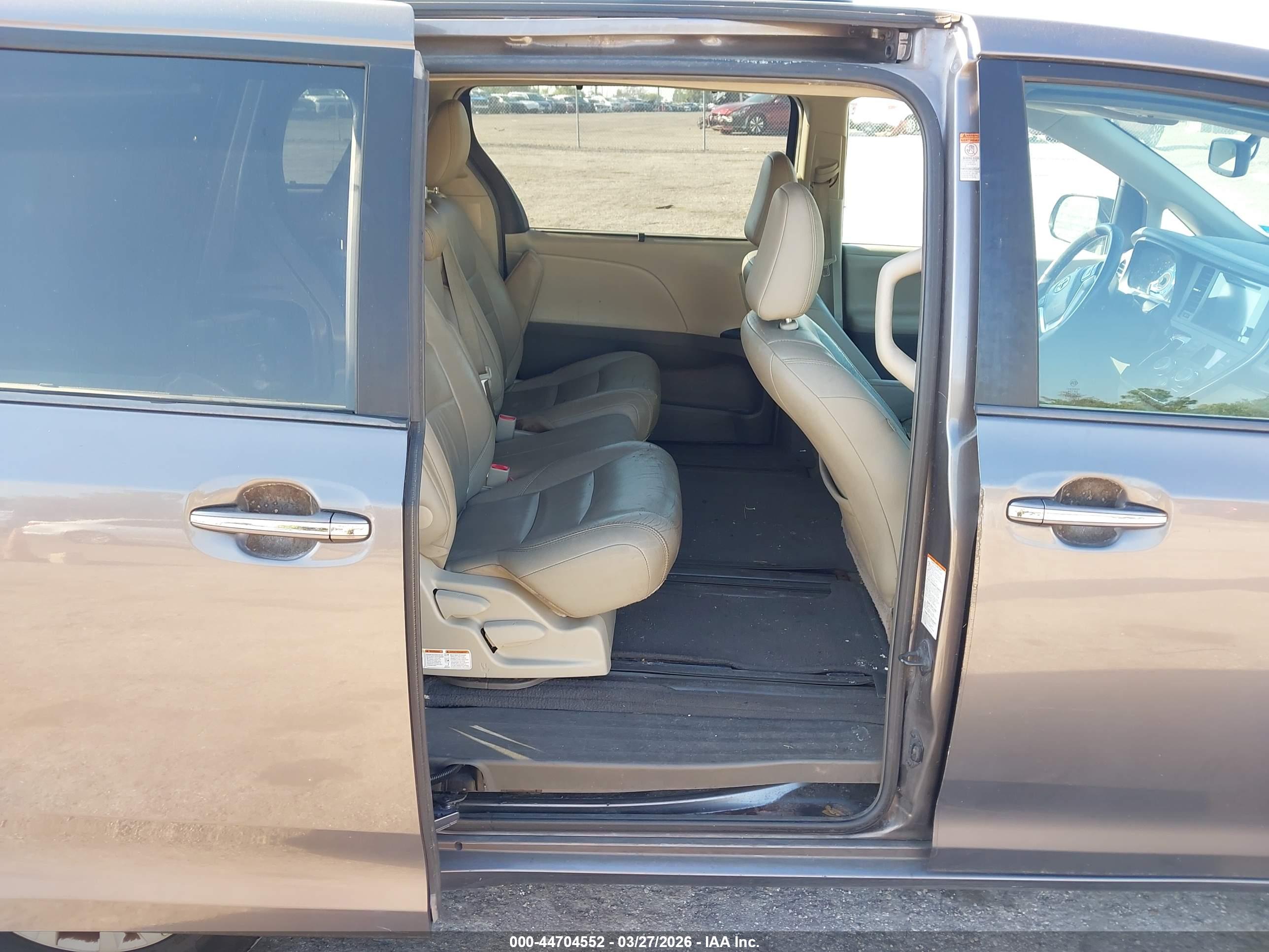 TOYOTA SIENNA image 8