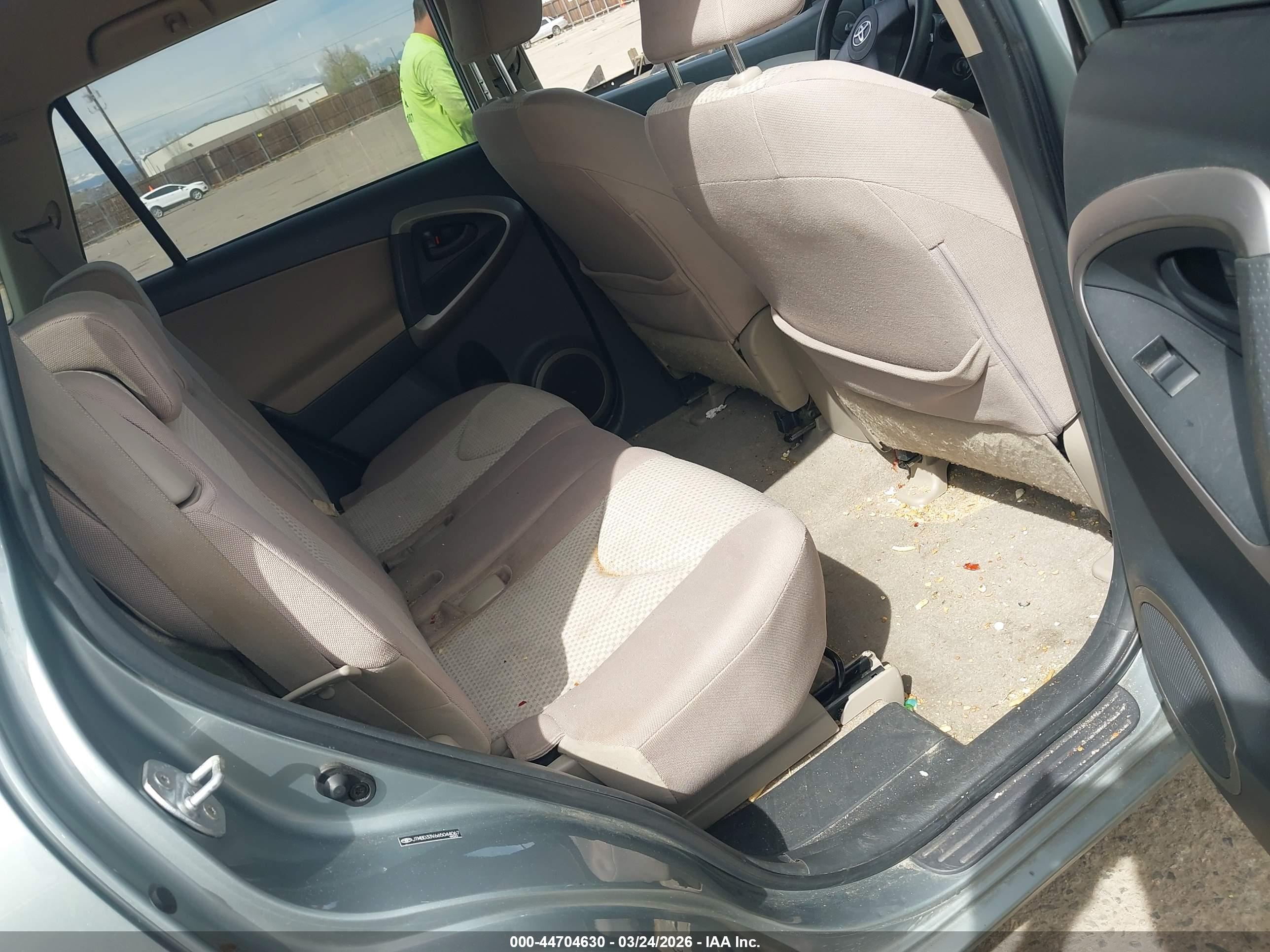 TOYOTA RAV4 image 8