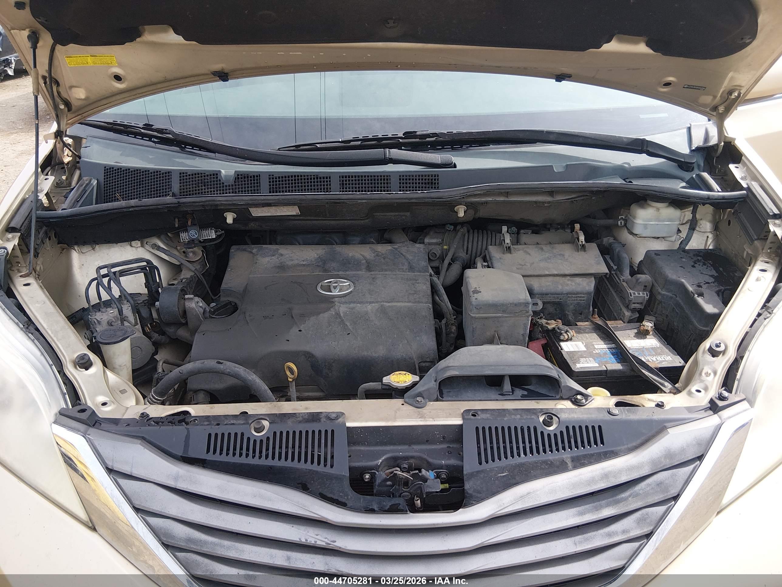 TOYOTA SIENNA image 10