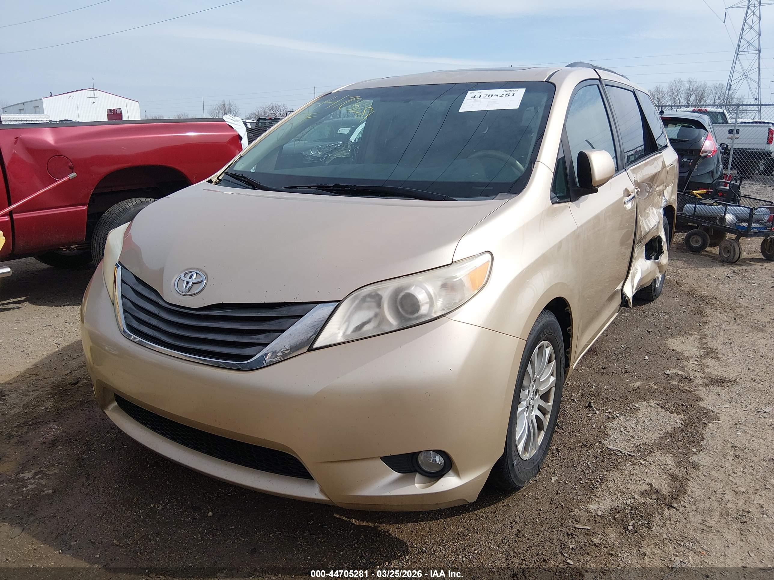 TOYOTA SIENNA image 2