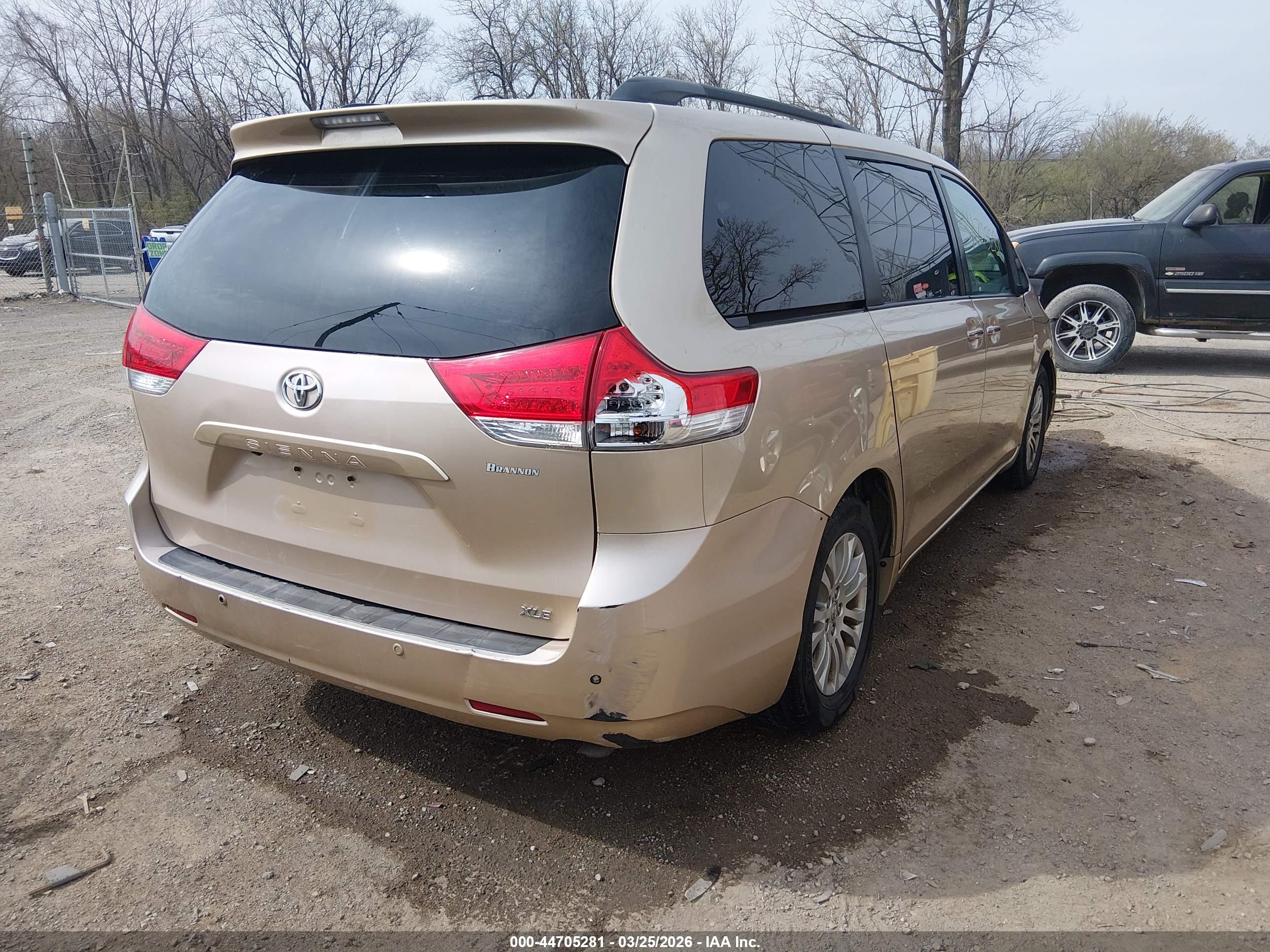 TOYOTA SIENNA image 4