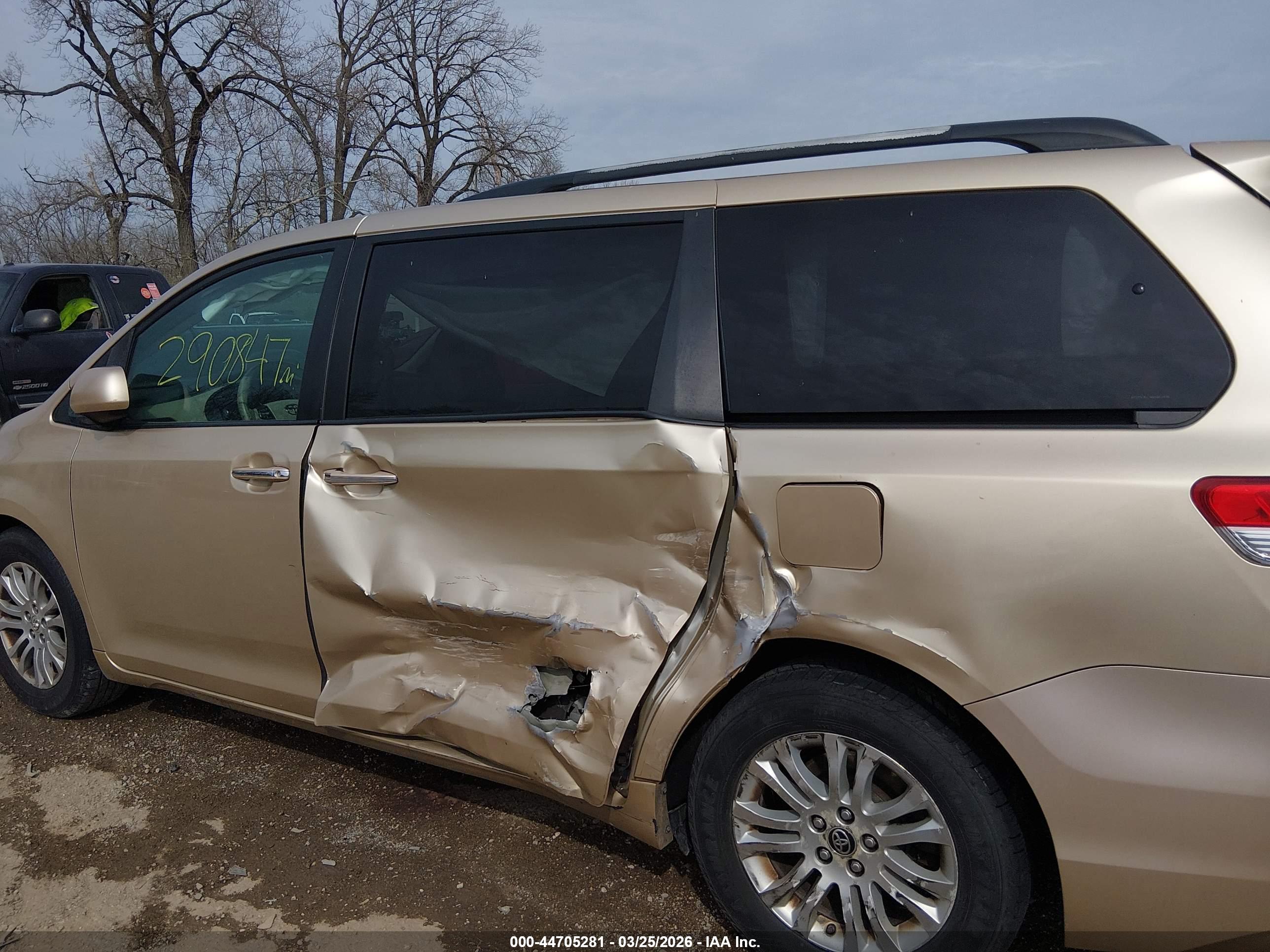 TOYOTA SIENNA image 6