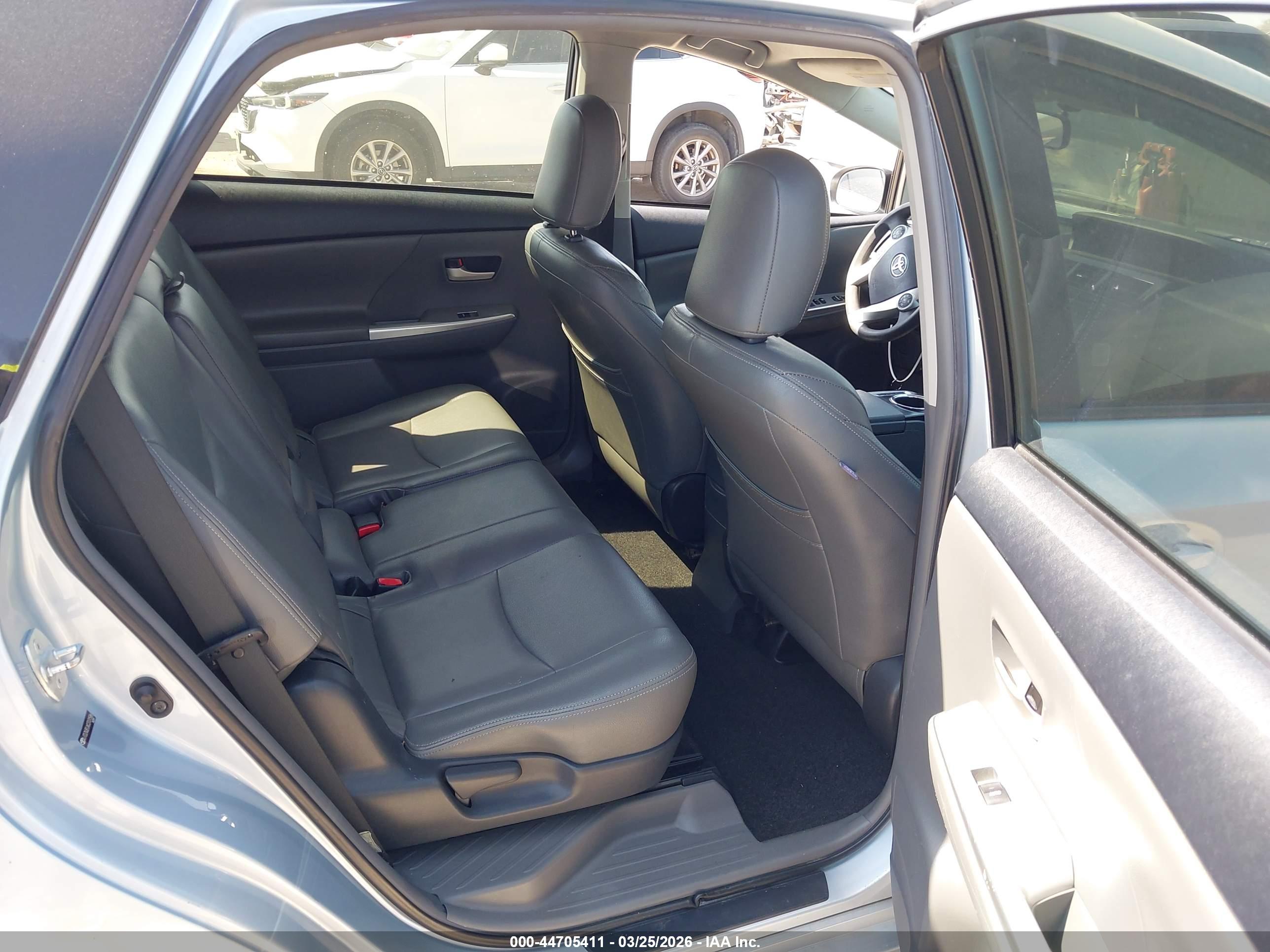 TOYOTA PRIUS image 8
