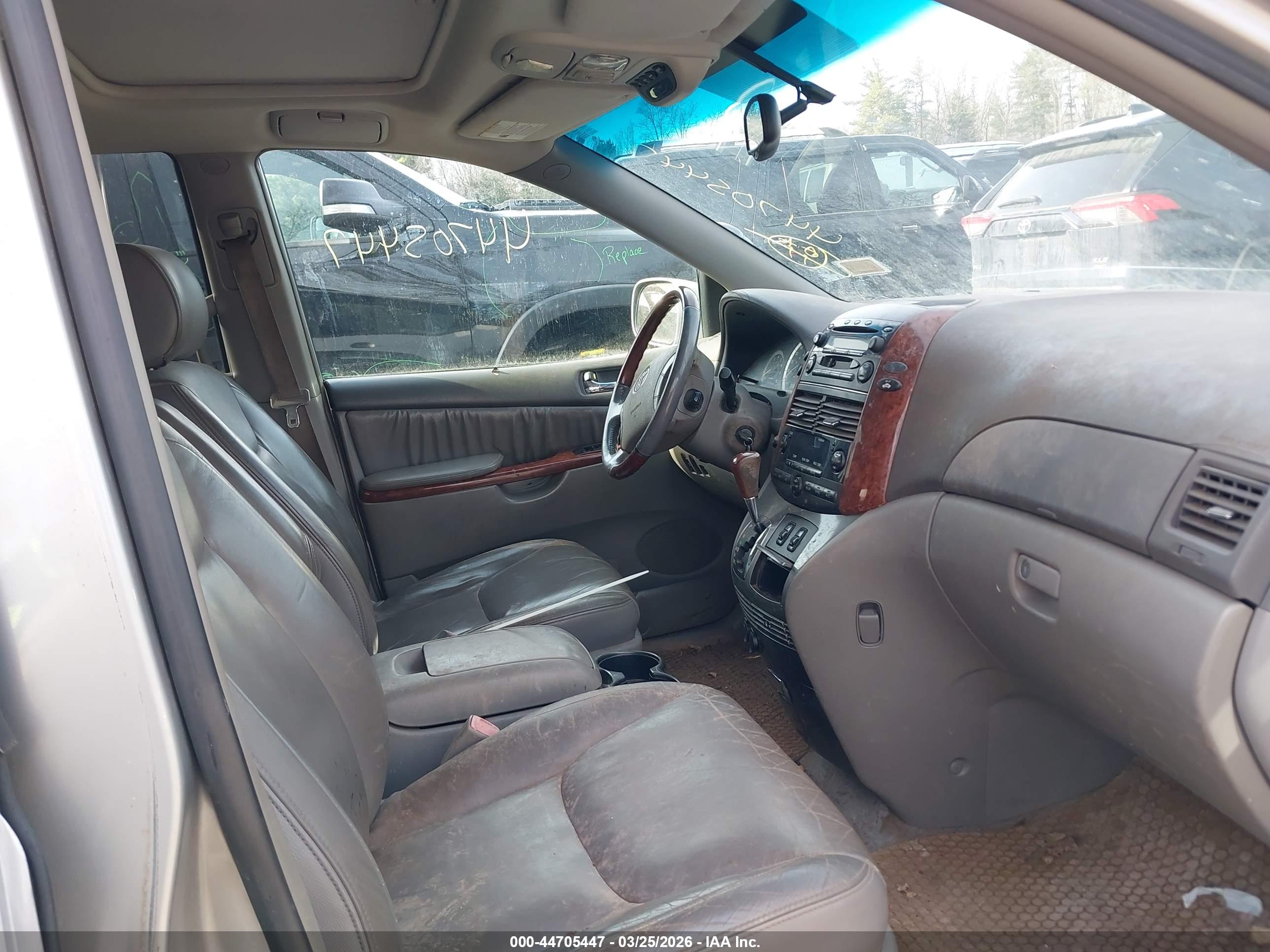 TOYOTA SIENNA image 5