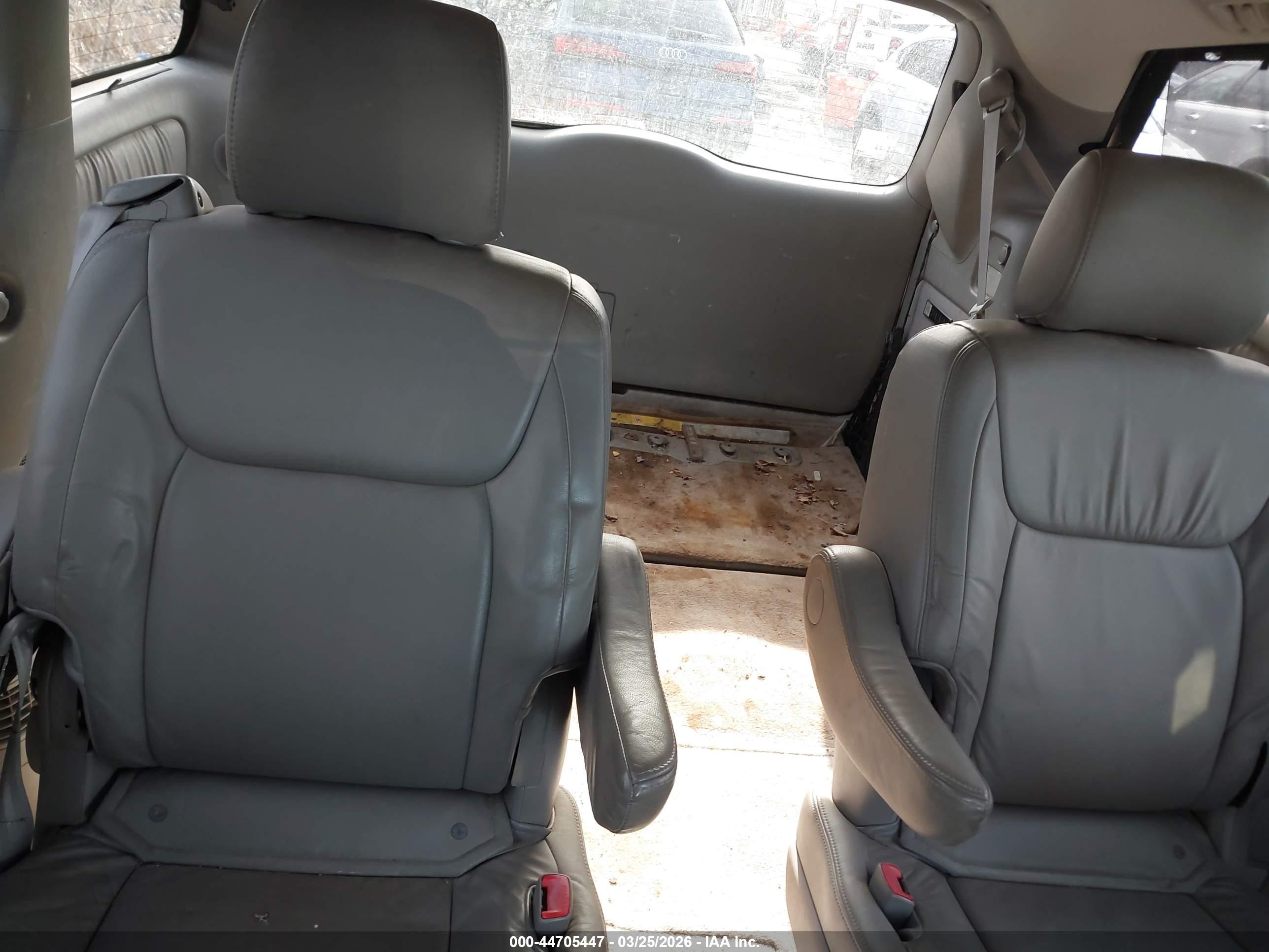 TOYOTA SIENNA image 8