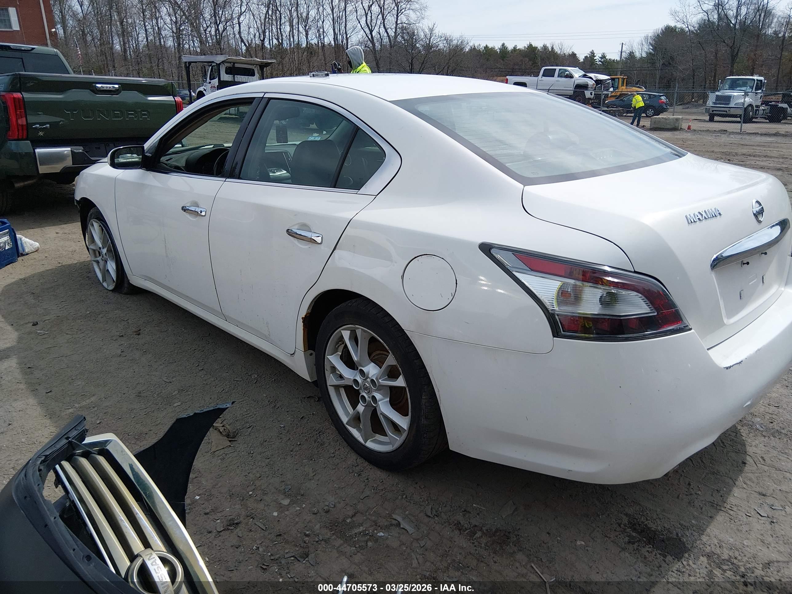 NISSAN MAXIMA image 3