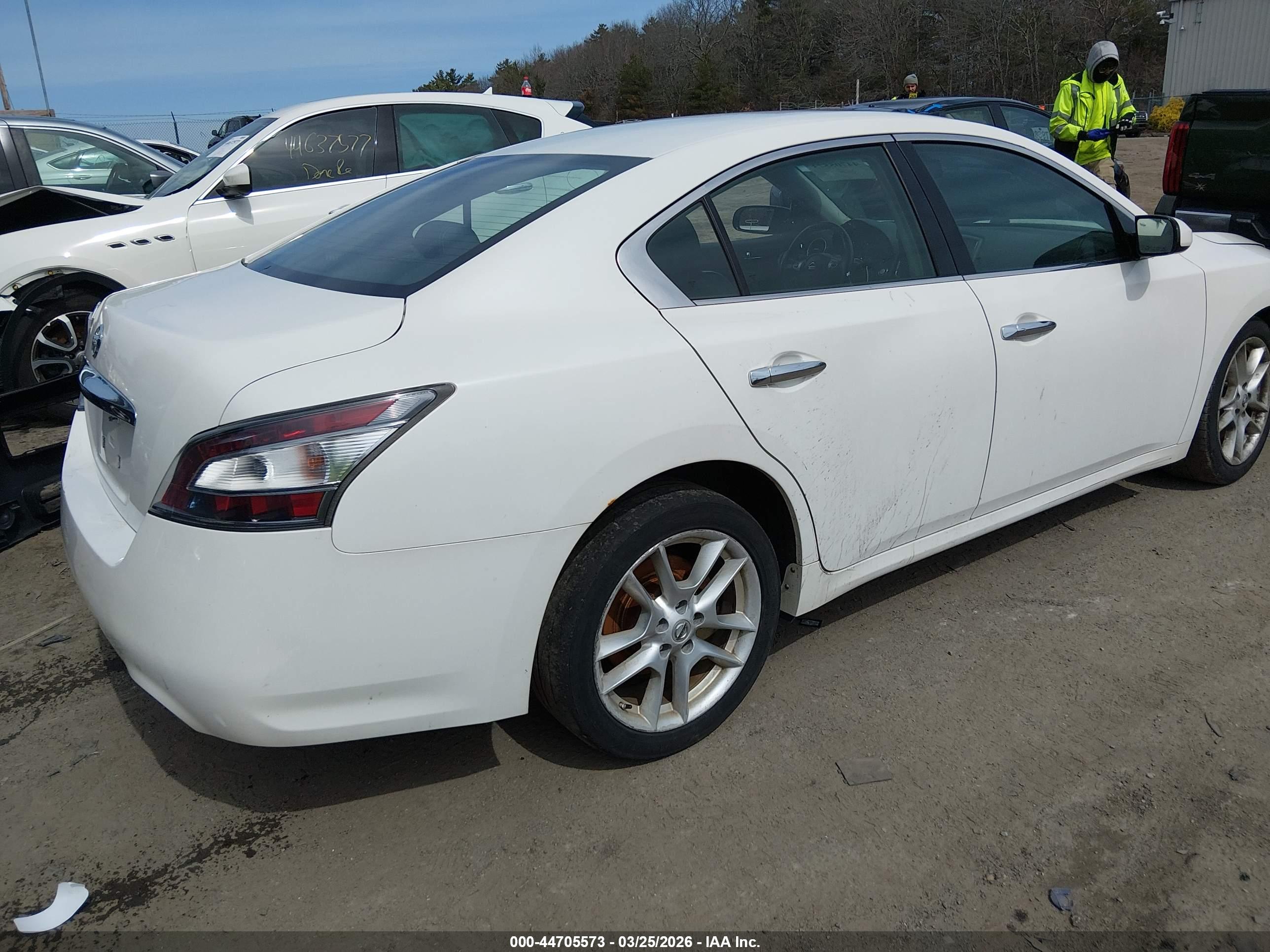 NISSAN MAXIMA image 4