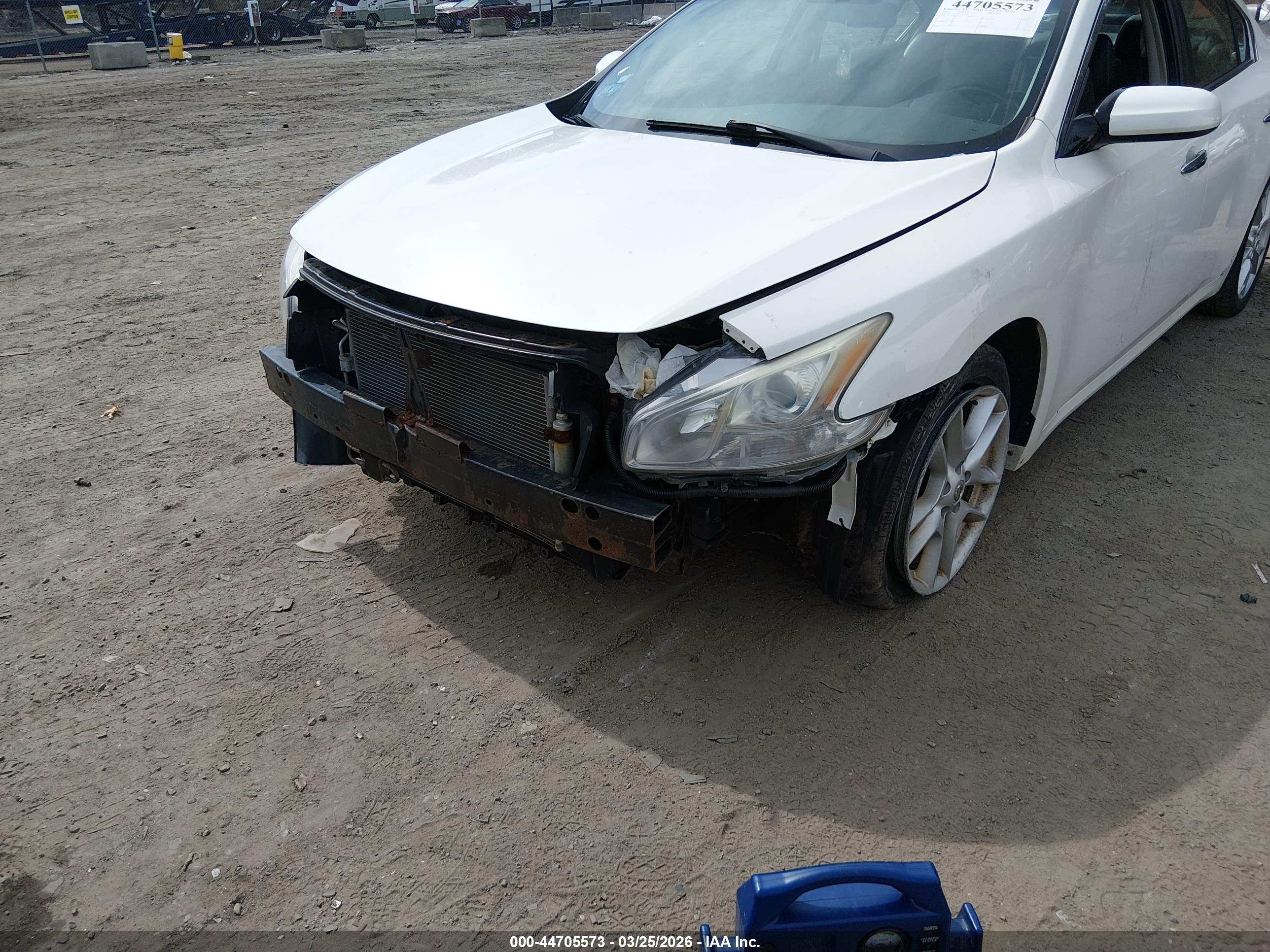 NISSAN MAXIMA image 6
