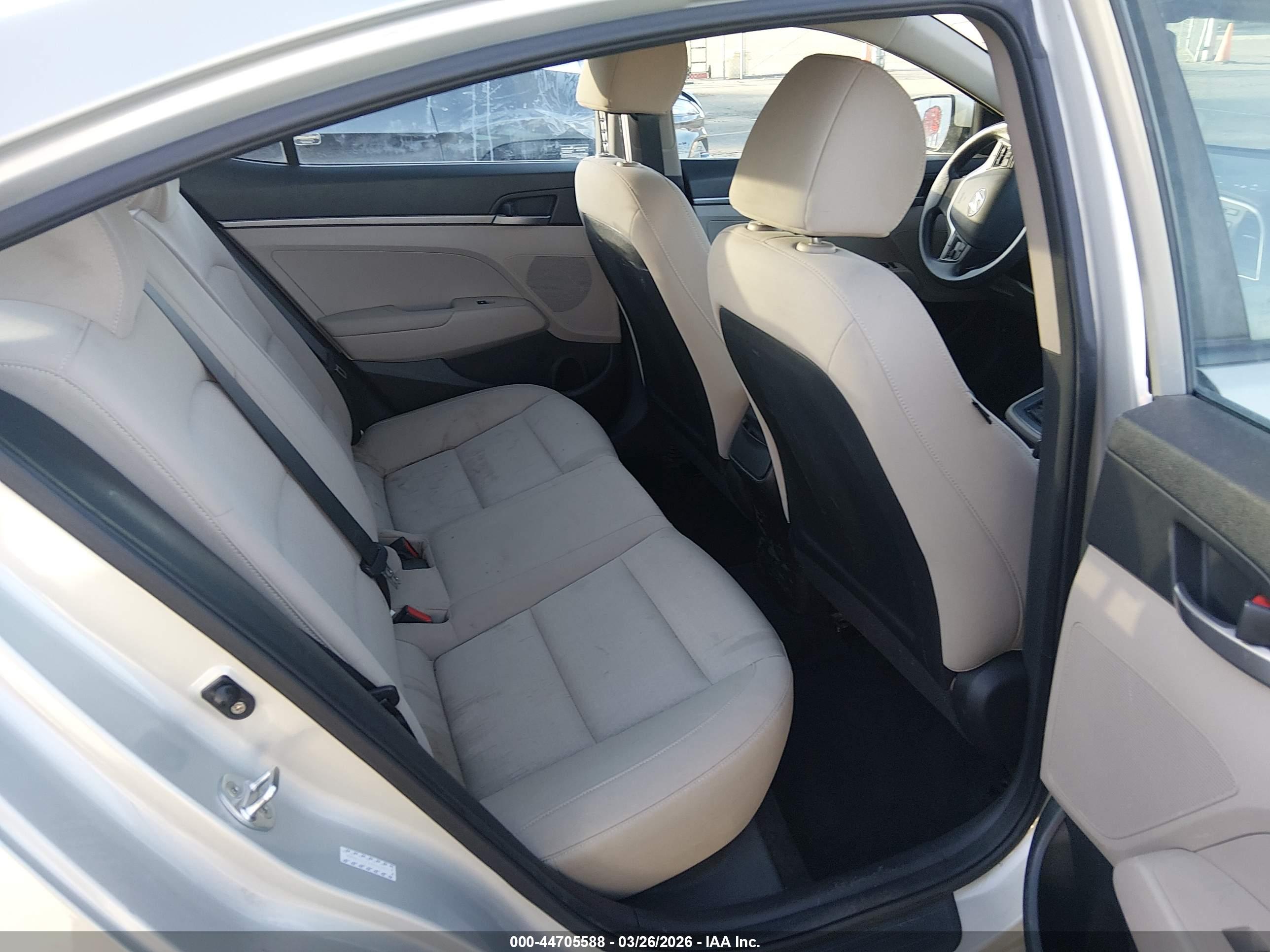 HYUNDAI ELANTRA image 8