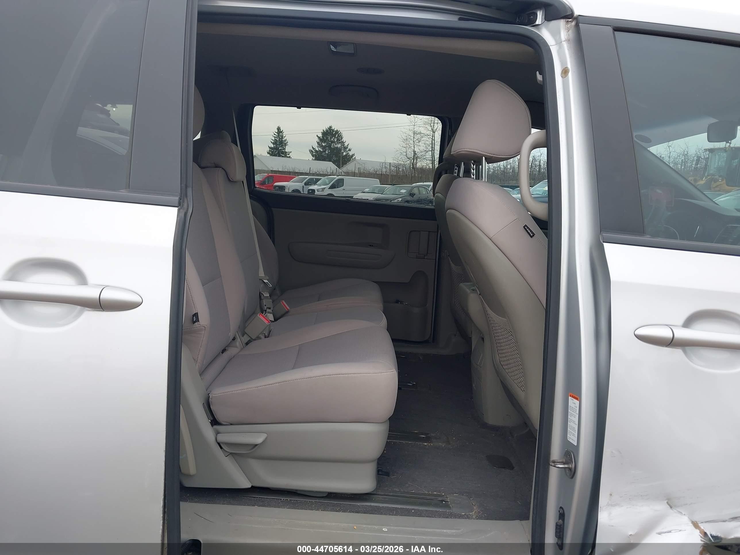 KIA SEDONA image 8