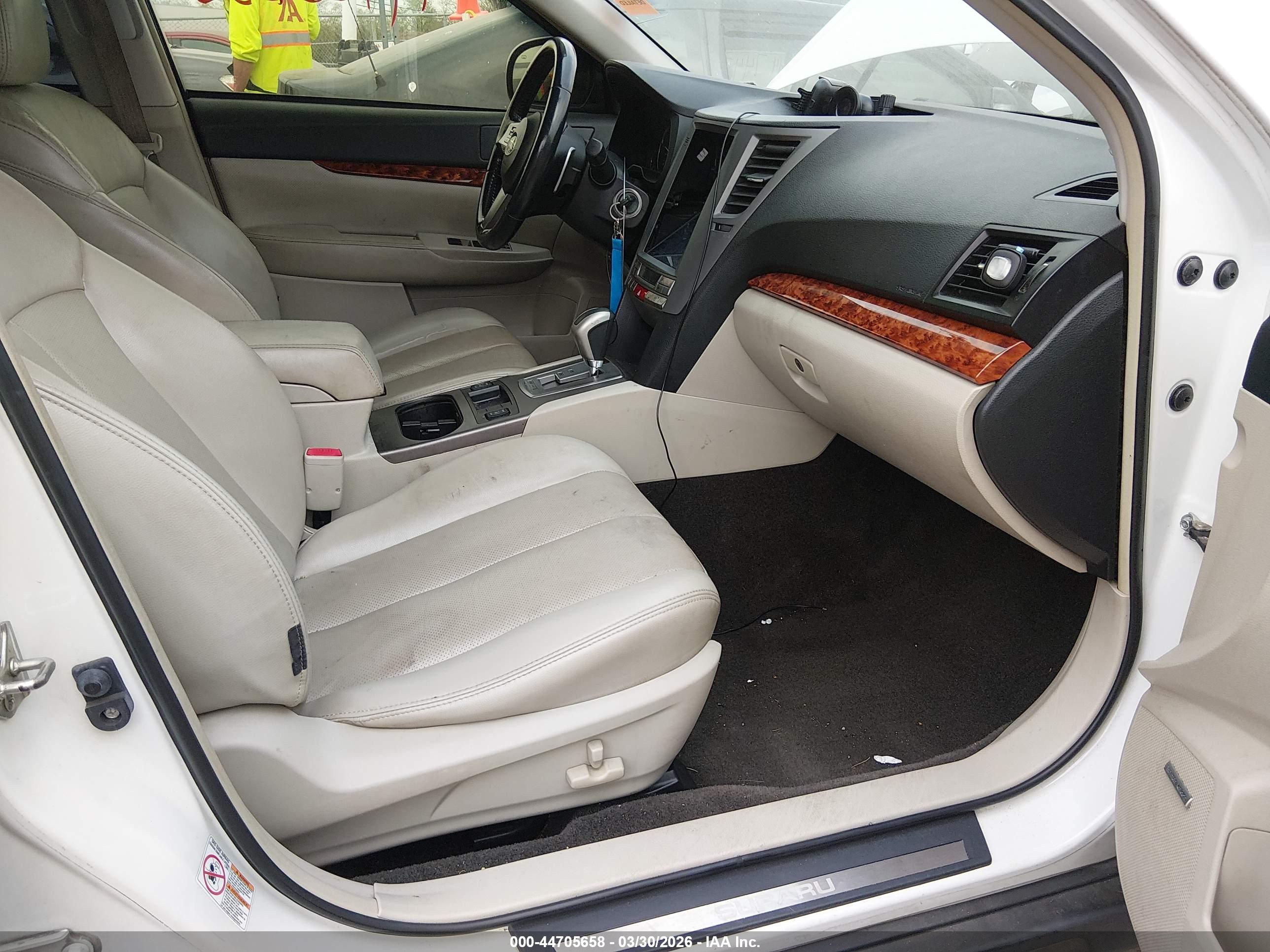 SUBARU OUTBACK image 5