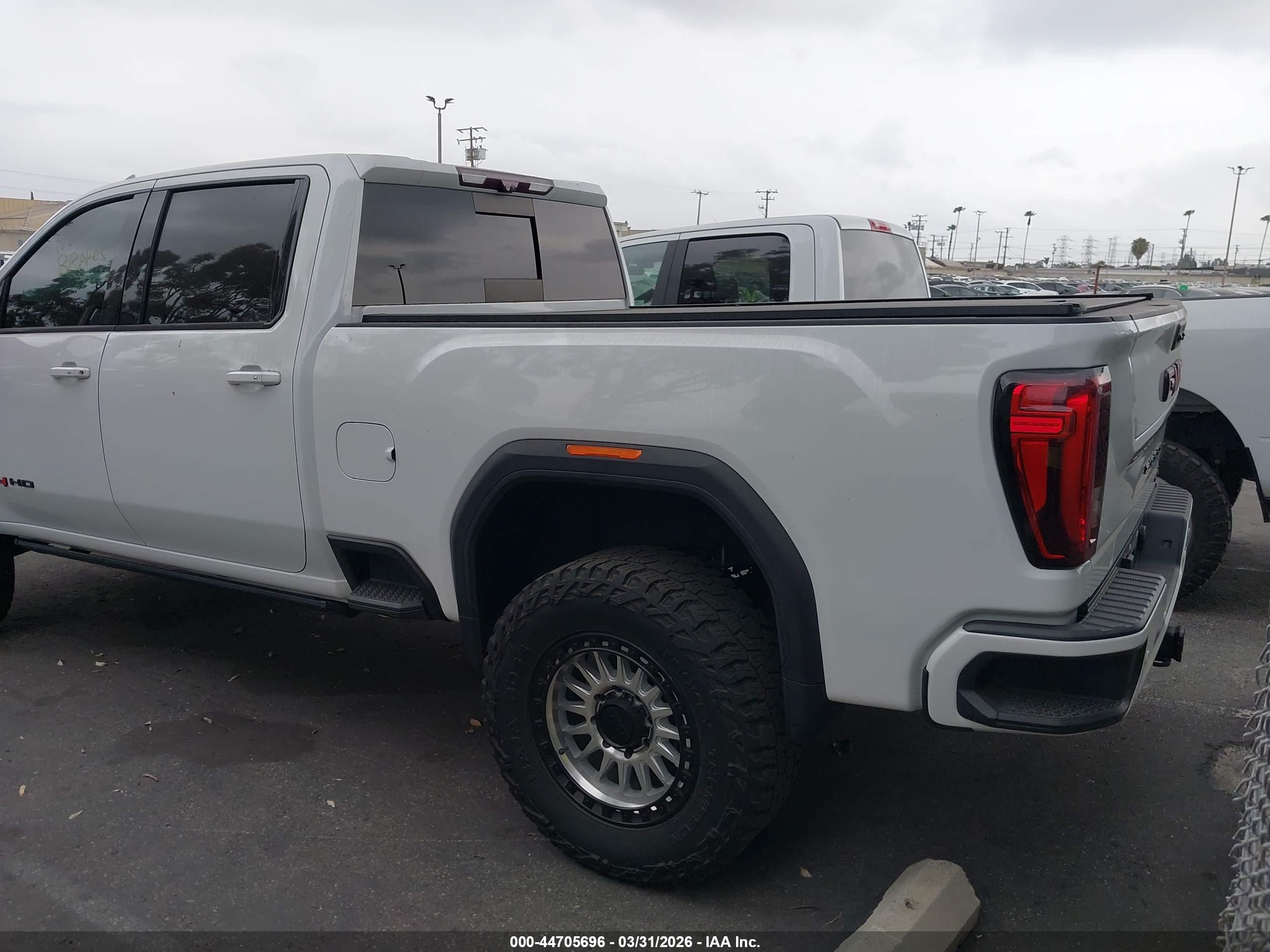 GMC SIERRA image 3