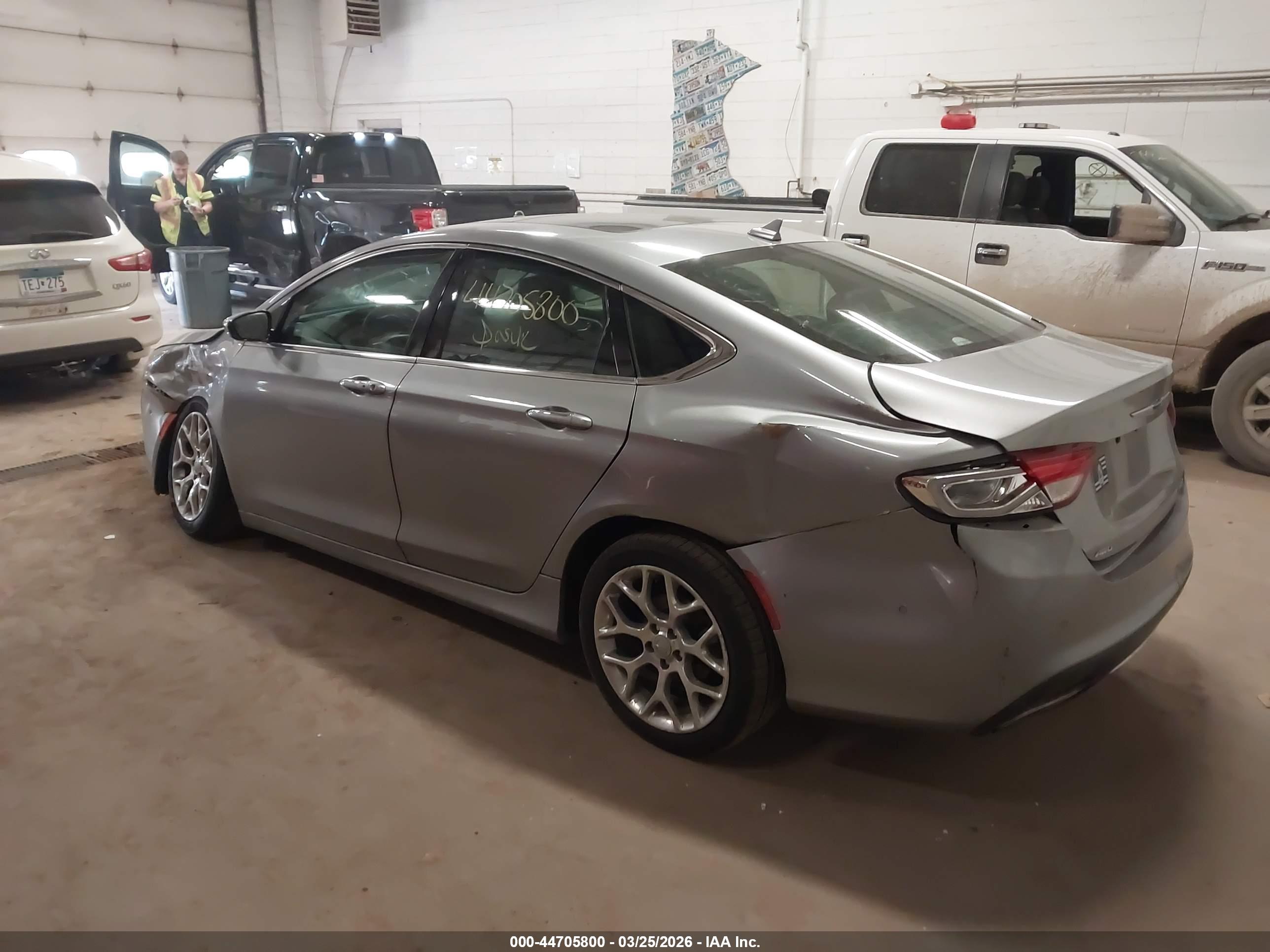 CHRYSLER 200 image 3