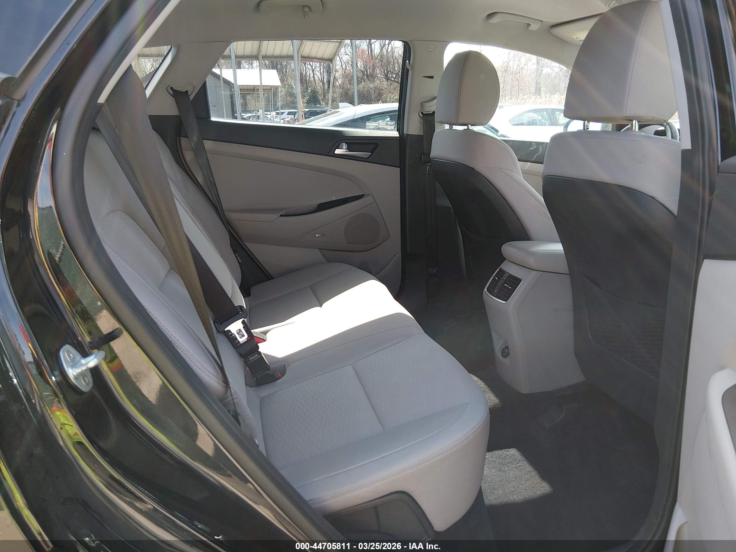 HYUNDAI TUCSON image 8